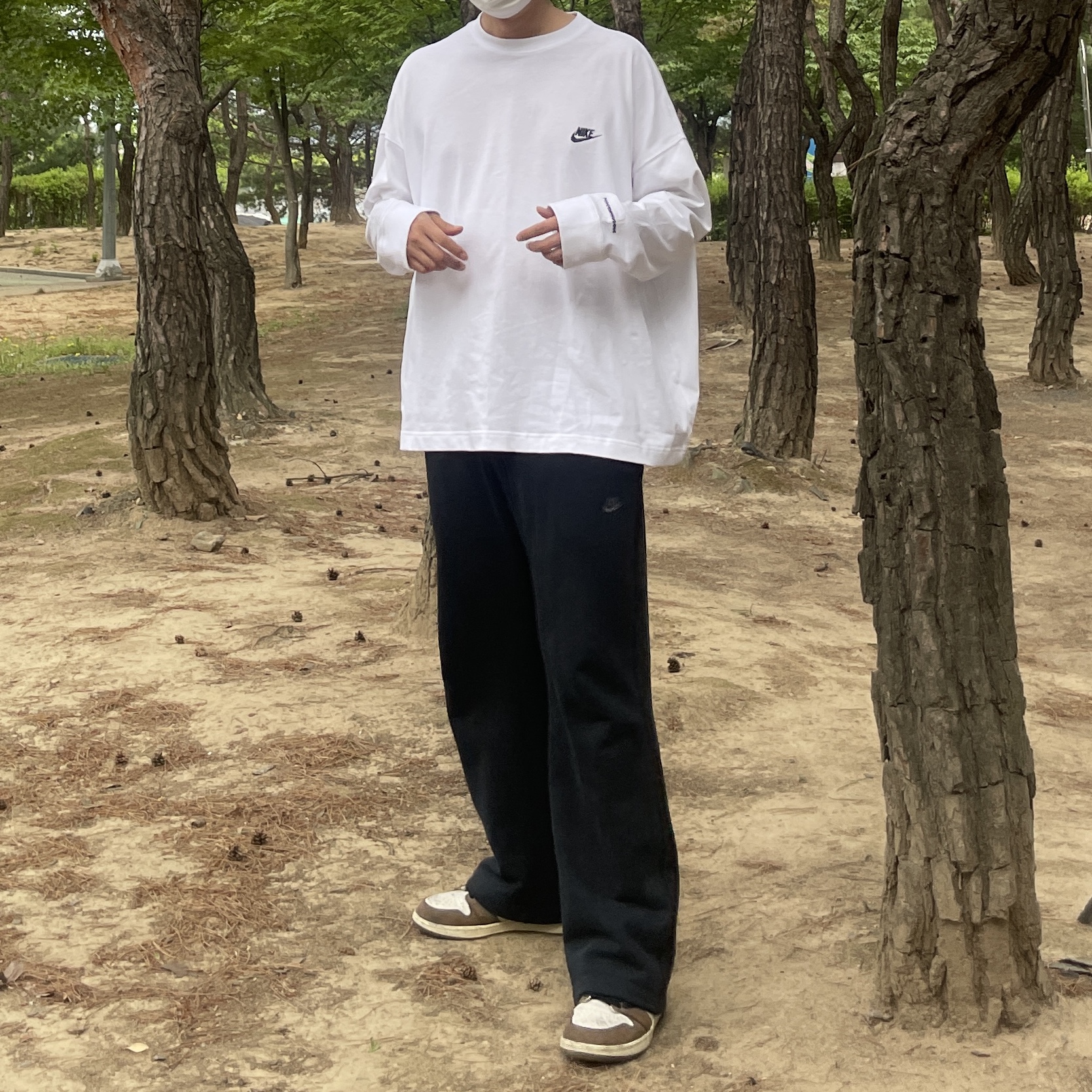 Nike x Peaceminusone LS T-Shirt White (DR0098-100), Jordan 1 x Travis Scott Retro High OG SP Mocha 착용 스타일 - 4