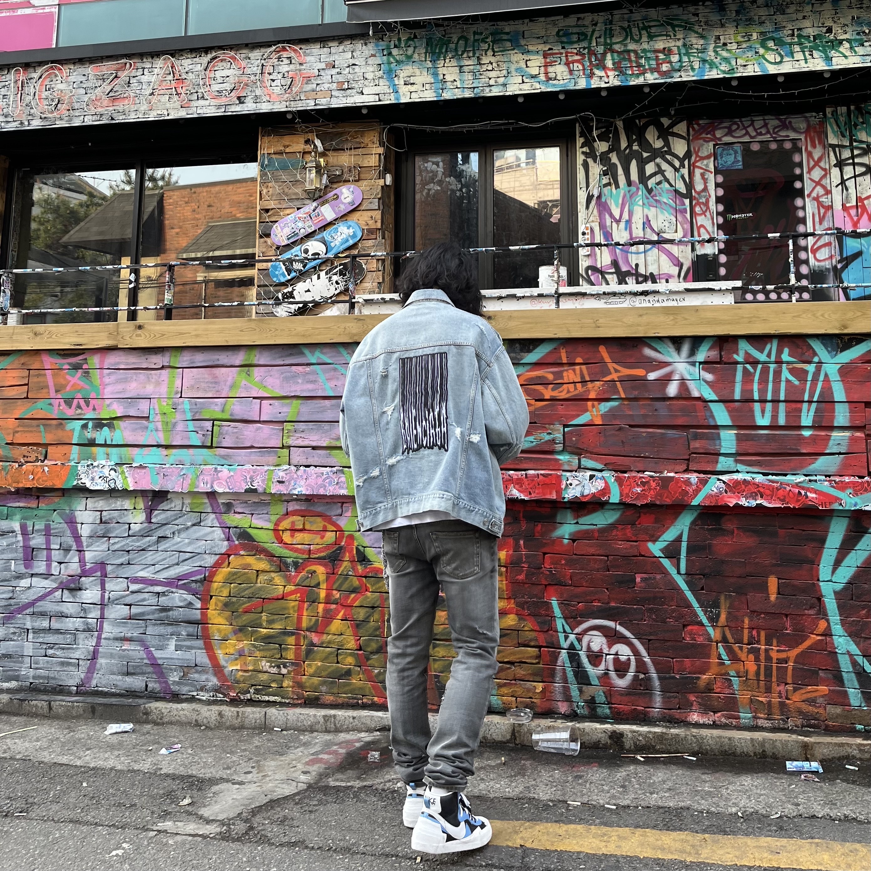 Undermycar Legion.03 Slim Fit Blue Stitch Washed Jeans Washed Gray, Nike x Sacai Blazer Mid White Black Legend Blue 착용 스타일