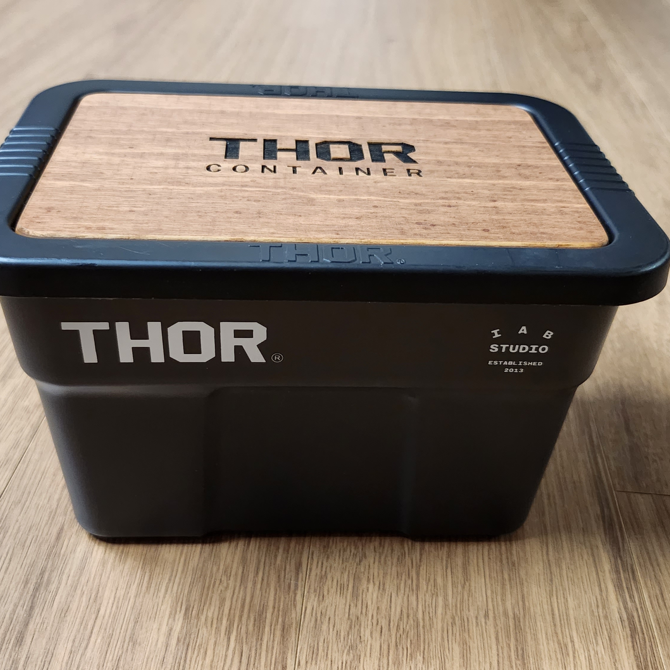 IAB Studio x Thor 1L Container Black 착용 스타일 - 3