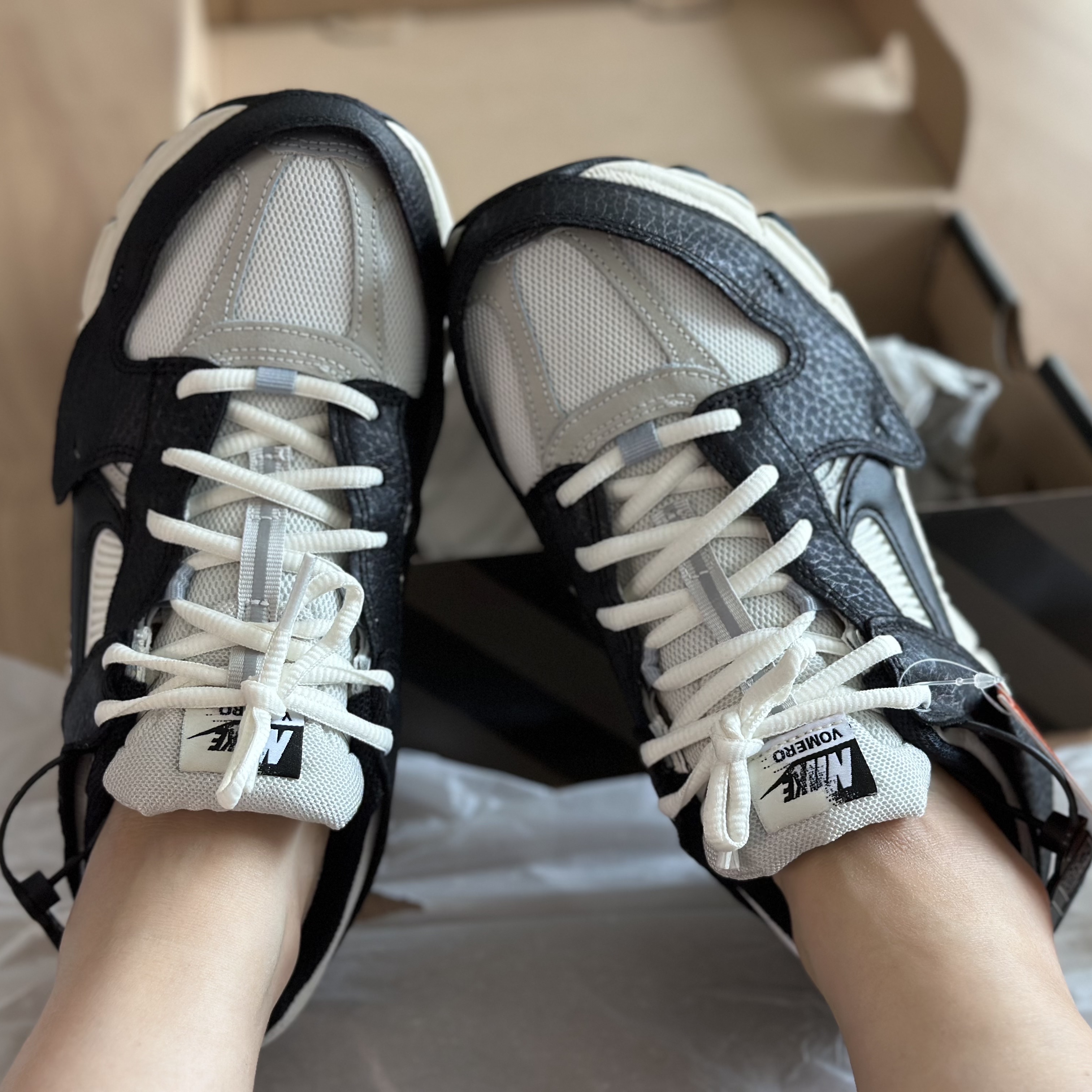 (W) Nike Zoom Vomero 5 Wolf Grey and Black 착용 스타일
