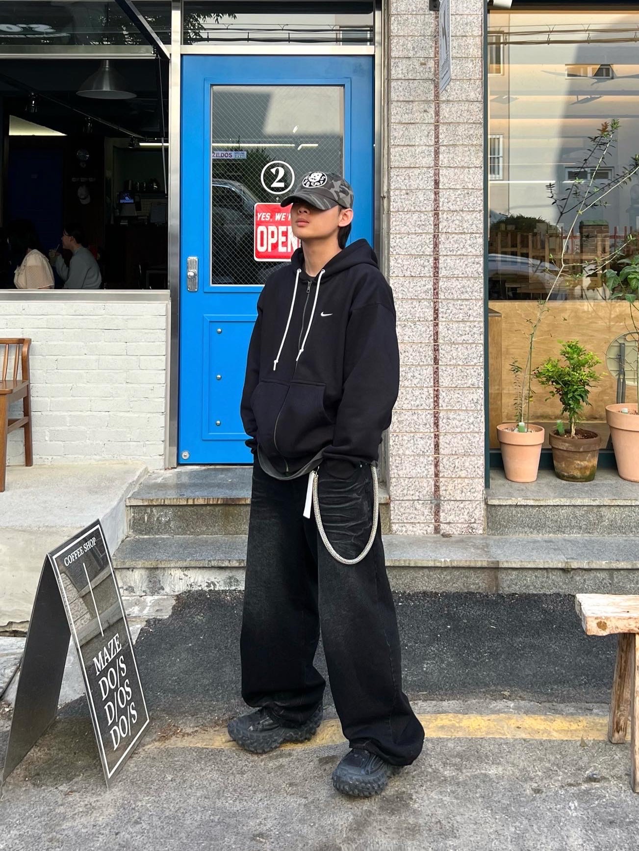 Balenciaga Defender Sneakers Black, Nike NRG Solo Swoosh Full Zip Hoodie Black - Asia 착용 스타일 - 2