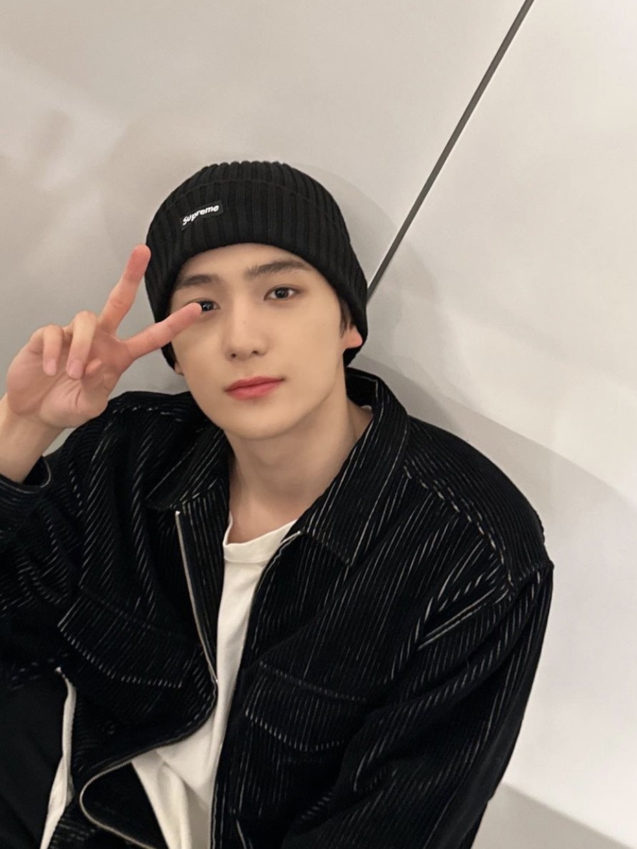 Supreme Overdyed Beanie Black 착용 스타일 - 2