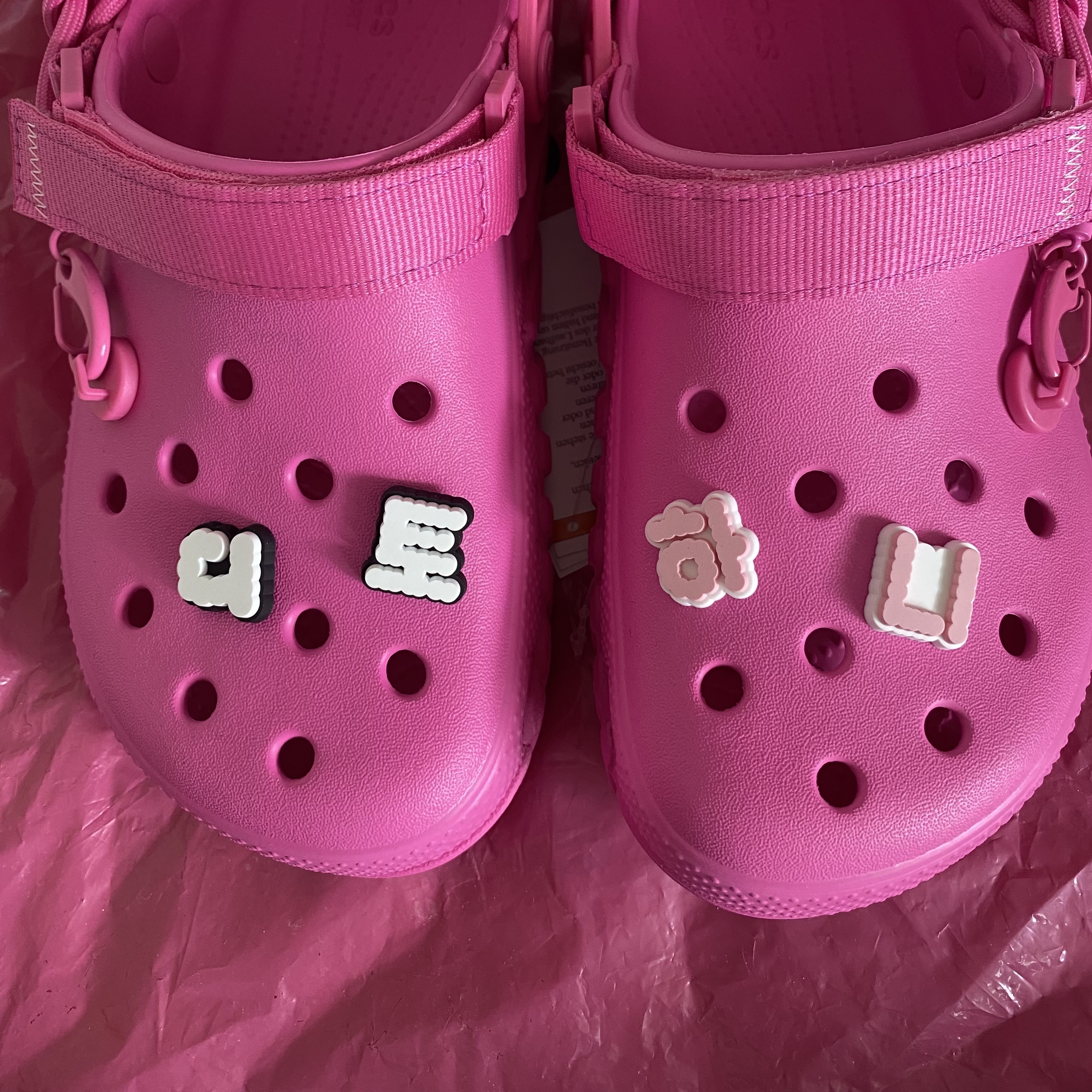 Crocs x Post Malone Duet Max Clog Electric Pink, NewJeans Official Light Stick & Parts Set Hanni 착용 스타일 - 3