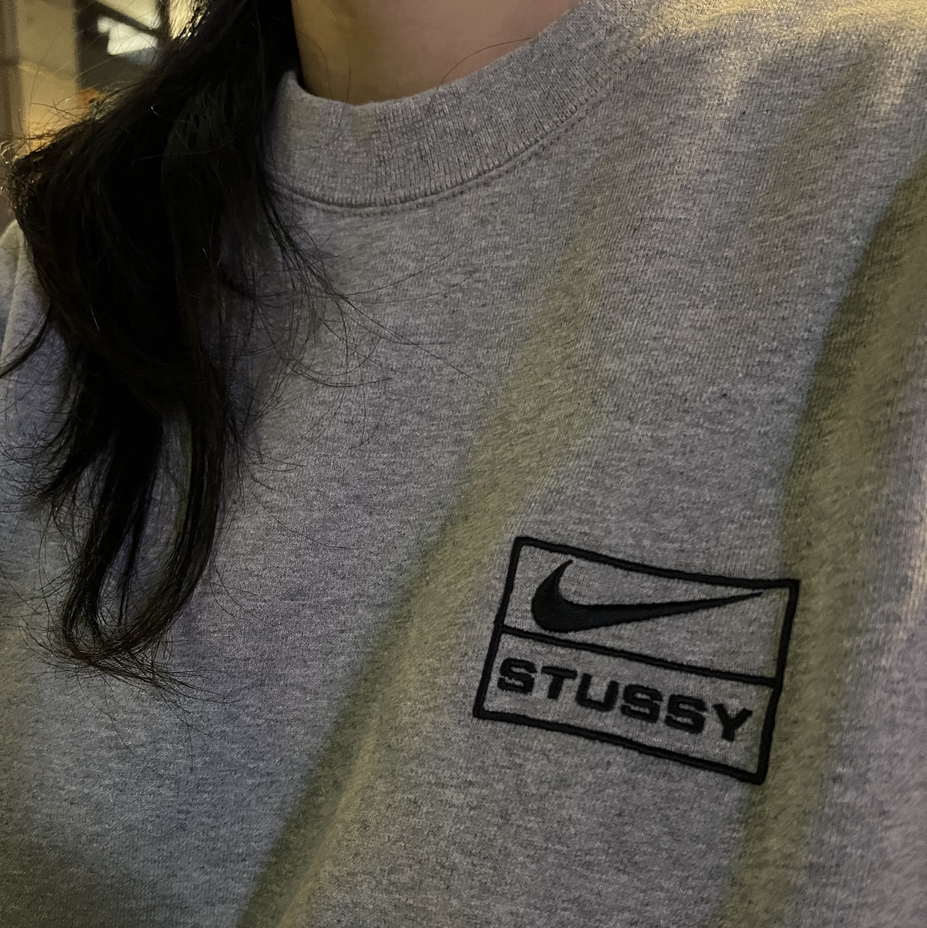 Nike x Stussy NRG Fleece Crewneck Dark Grey Heather (DO9337-063), CDG Backpack Black 착용 스타일 - 1
