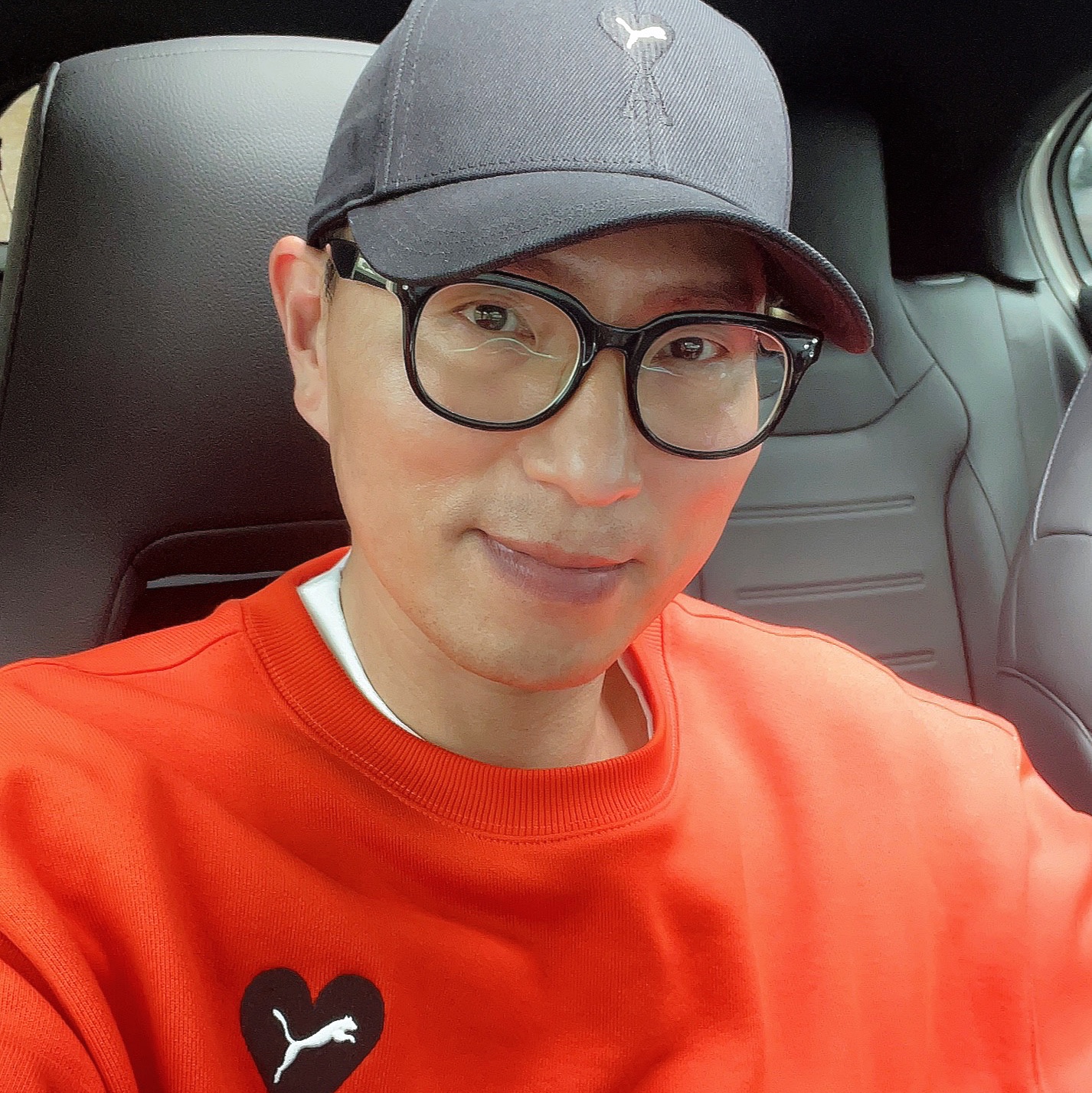 Puma x AMI Low Curve Cap Black, Puma x AMI Crewneck Sweatshirt Orange 착용 스타일