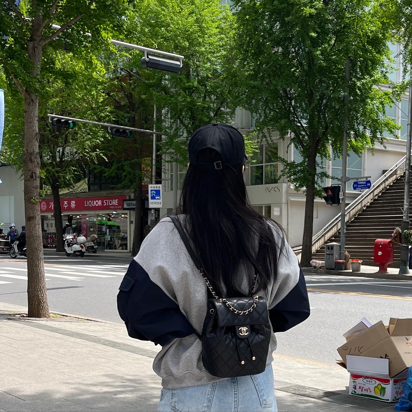 Chanel Backpack Shiny Grained Calfskin & Gold Black 착용 스타일