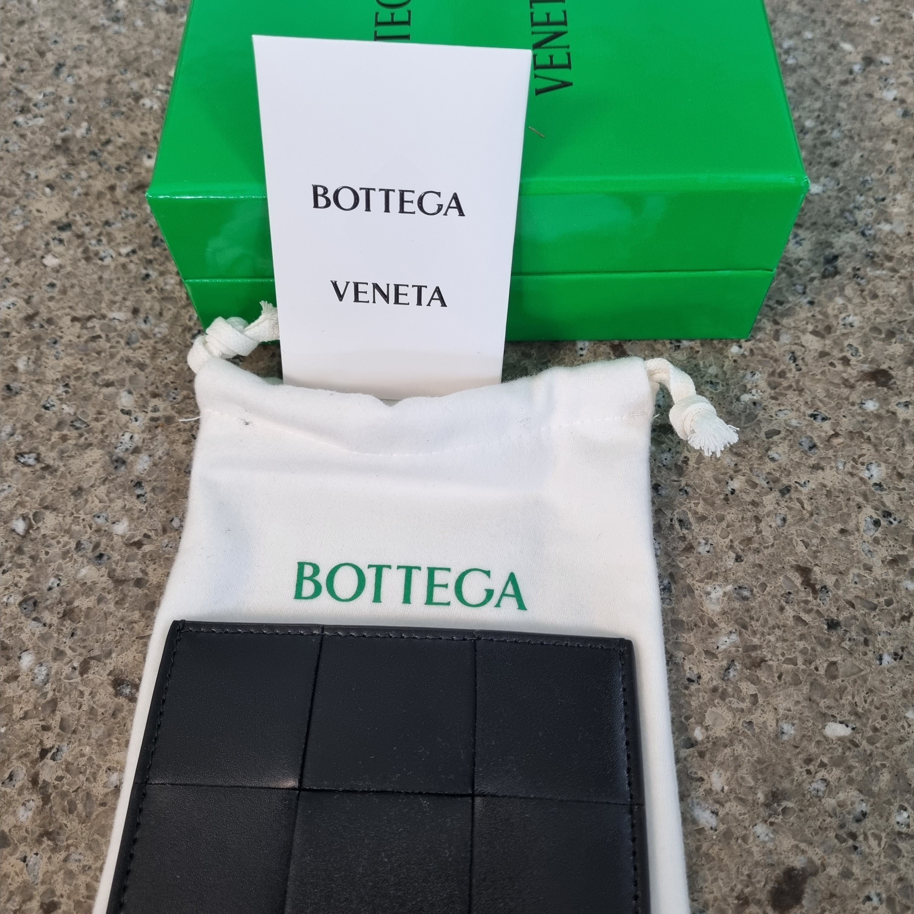 Bottega Veneta Credit Card Case Calfskin Black 착용 스타일