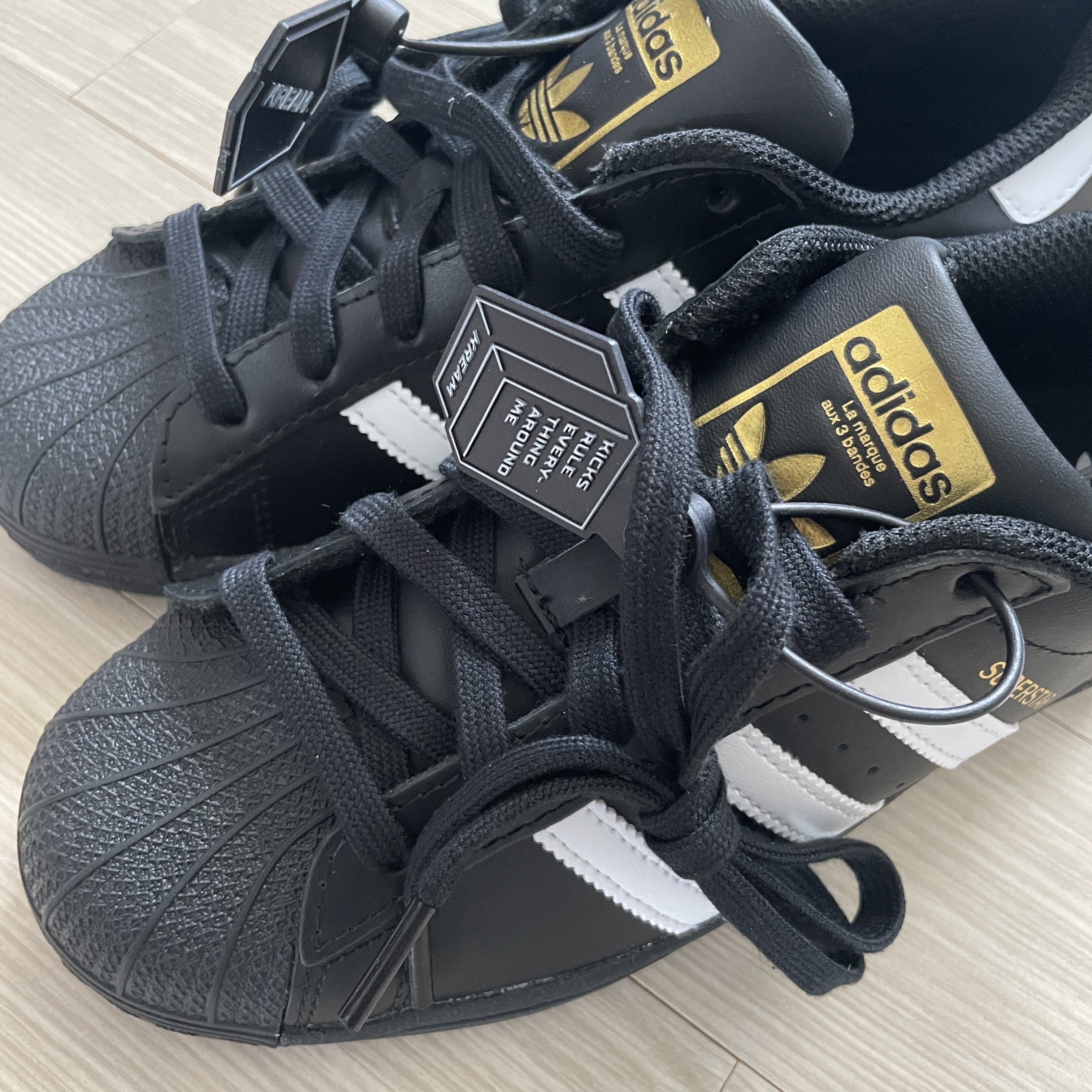(J) Adidas Superstar Black White 착용 스타일