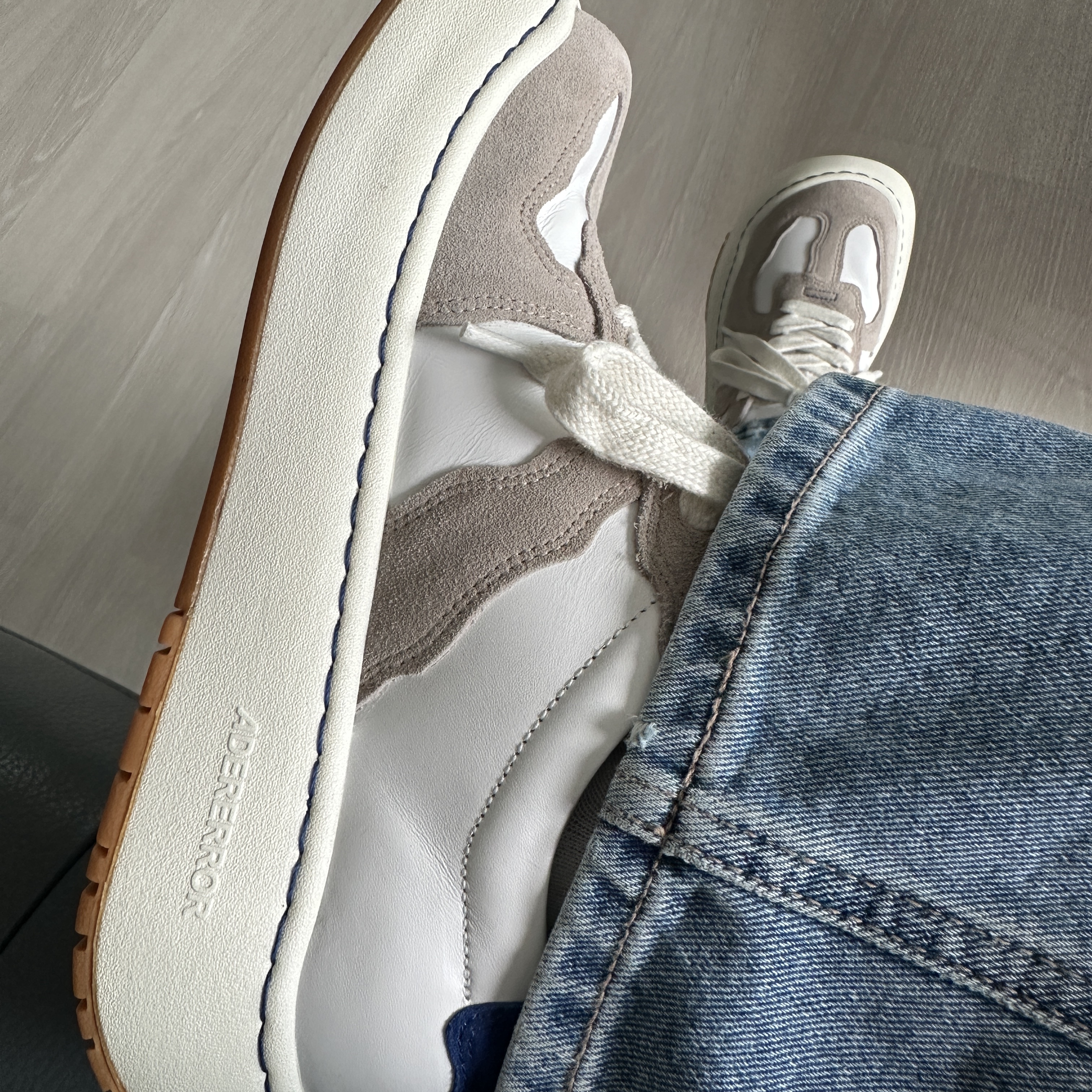 Ader Error Log; Baus Off White 착용 스타일 - 3