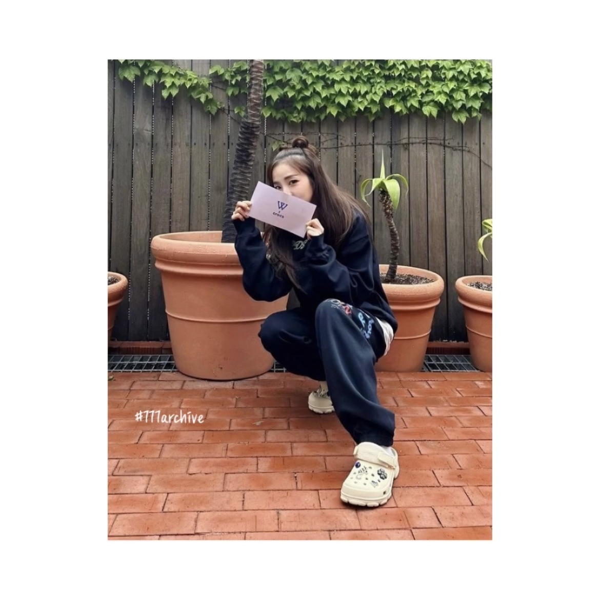 Crocs x Winner All Terrain Clog Vanilla 착용 스타일 - 4