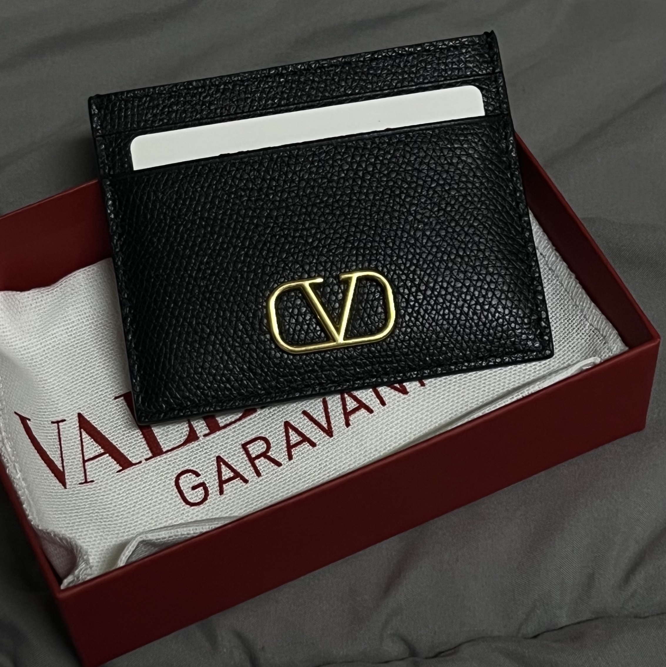Valentino Vlogo Signature Grainy Calfskin Card Holder Black 착용 스타일