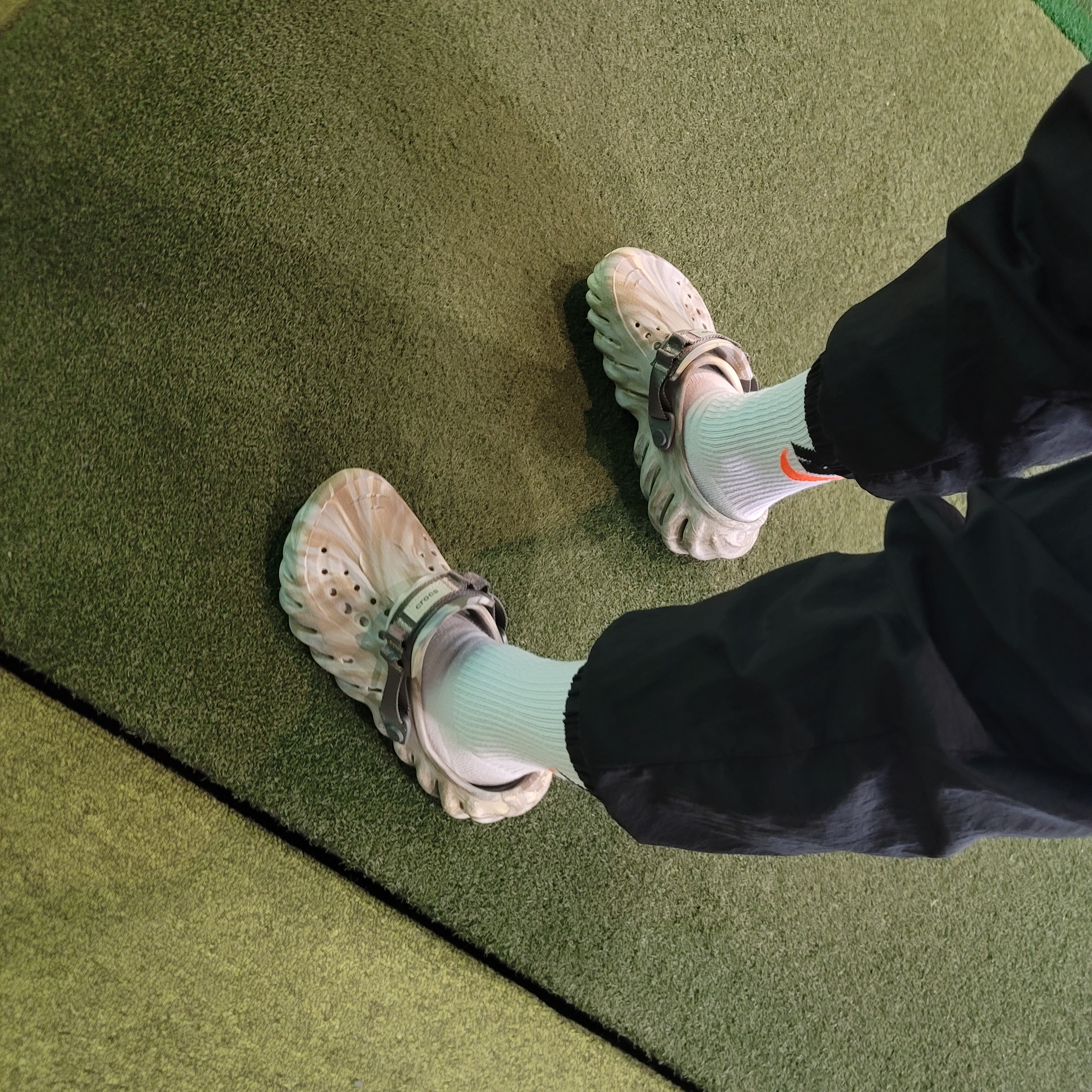 Crocs Echo Marbled Clog Bone Multi 착용 스타일 - 3