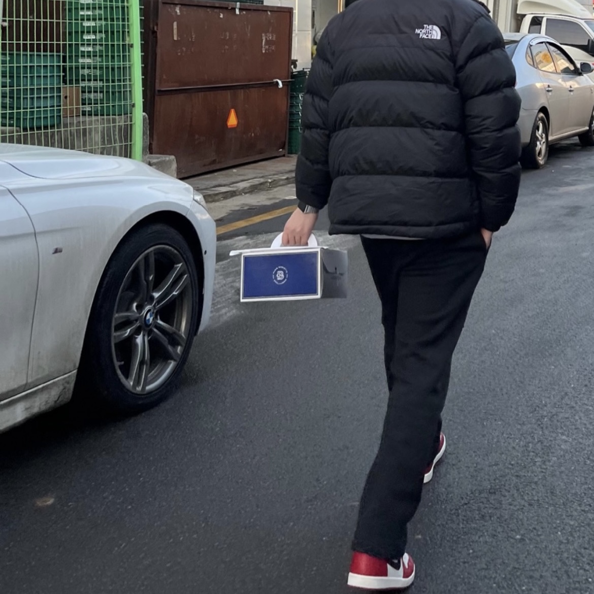 The North Face 1992 Nuptse Jacket Charcoal, Essentials The Core Collection Relaxed Sweatpants Stretch Limo 착용 스타일 - 2