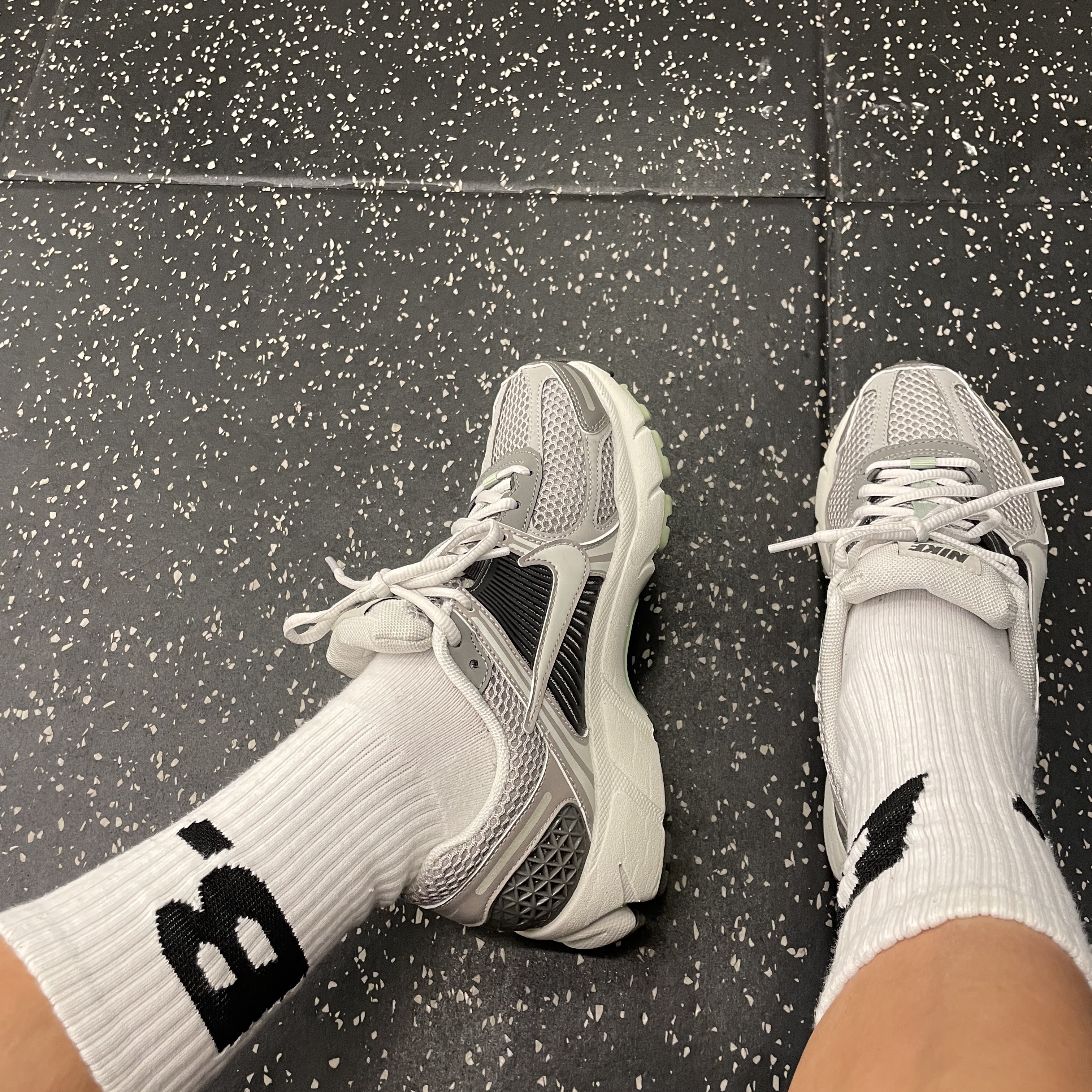 (W) Nike Zoom Vomero 5 Cobblestone and Flat Pewter 착용 스타일 - 1