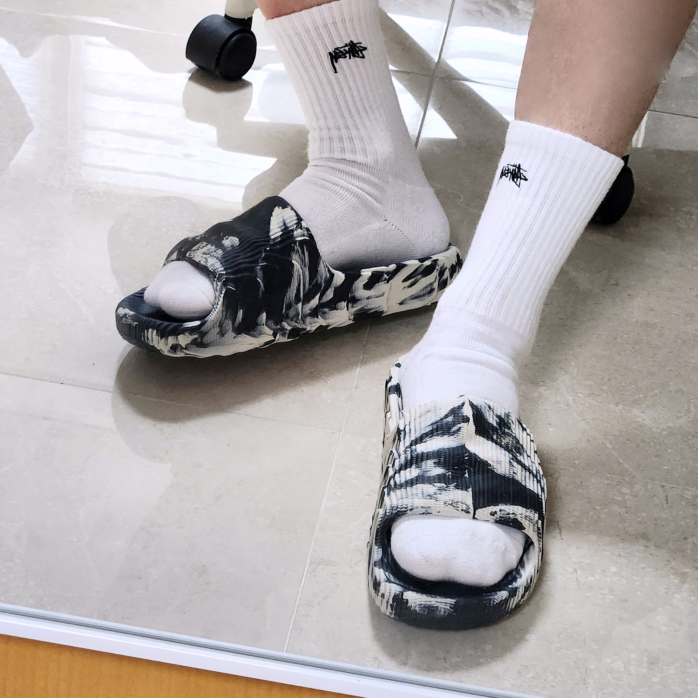Adidas Adilette 22 Carbon Aluminium, Stussy Small Stock Crew Socks White (3 Pack) 착용 스타일