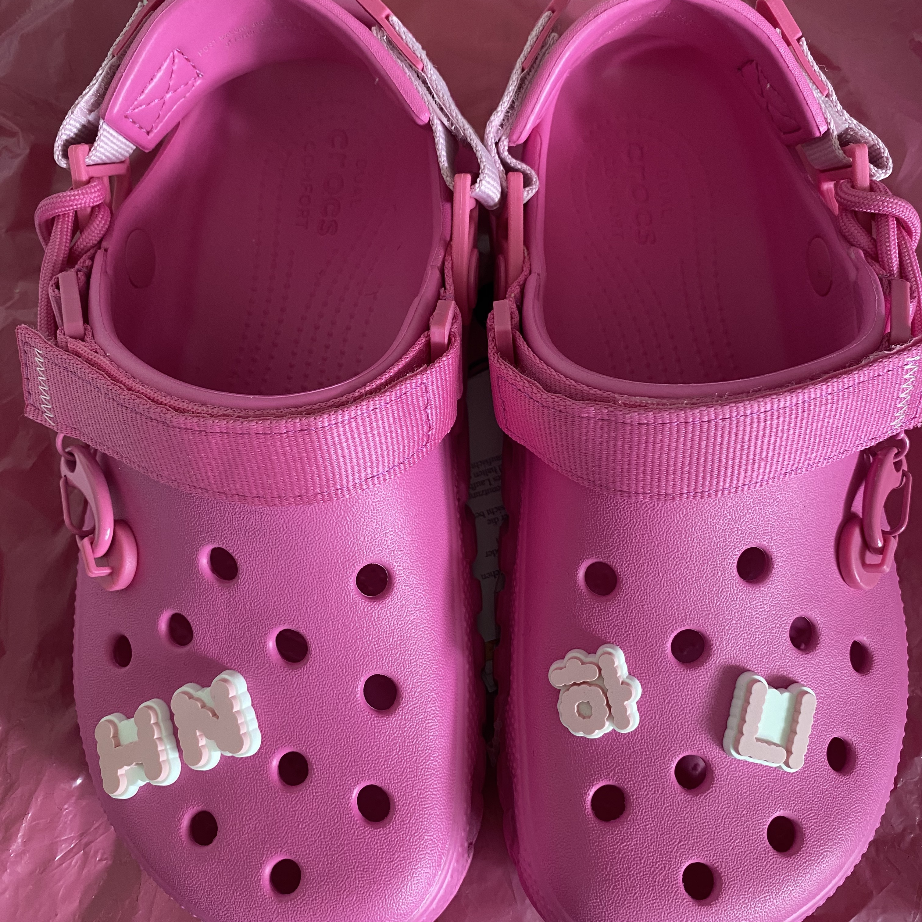 Crocs x Post Malone Duet Max Clog Electric Pink, NewJeans Official Light Stick & Parts Set Hanni 착용 스타일 - 1