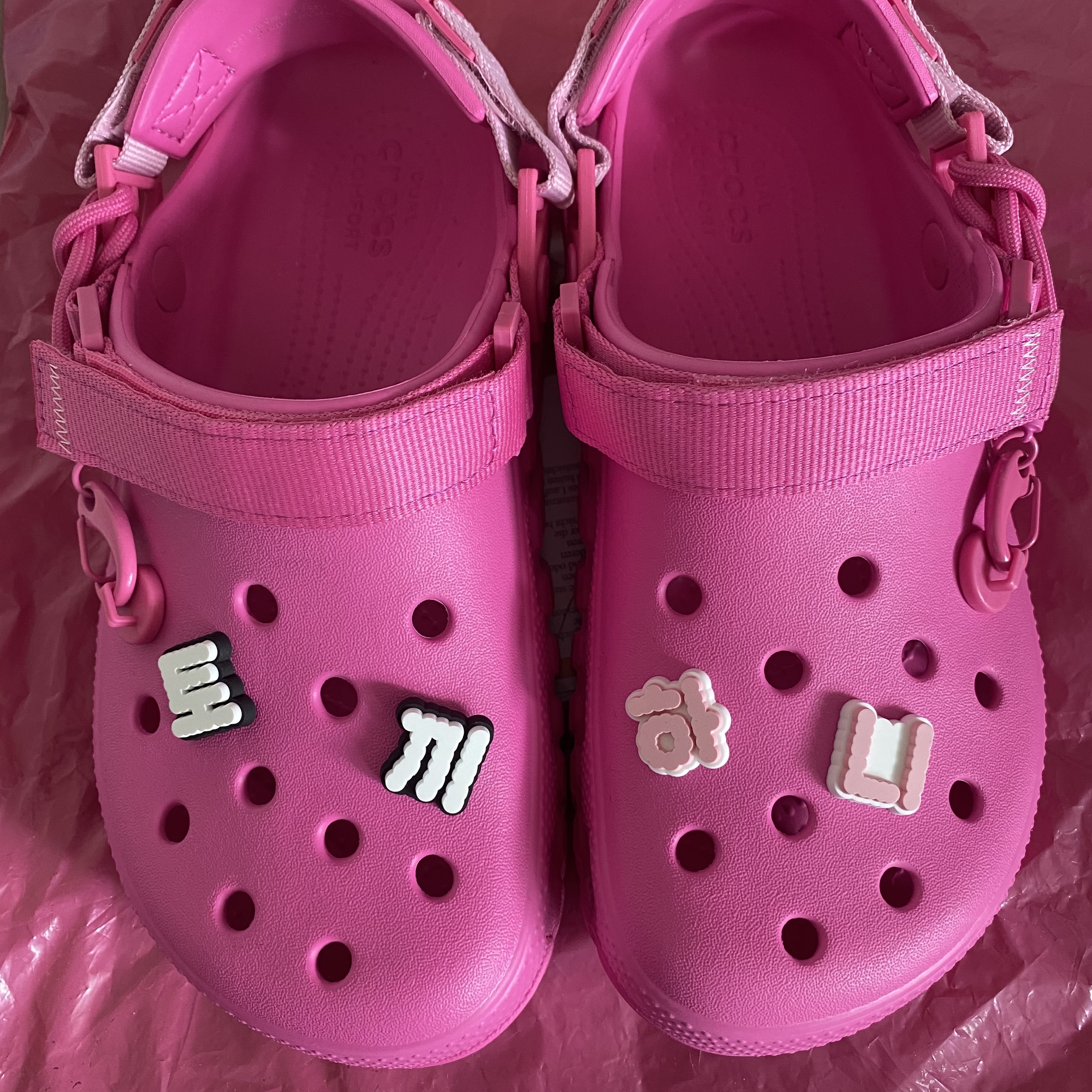 Crocs x Post Malone Duet Max Clog Electric Pink, NewJeans Official Light Stick & Parts Set Hanni 착용 스타일 - 2