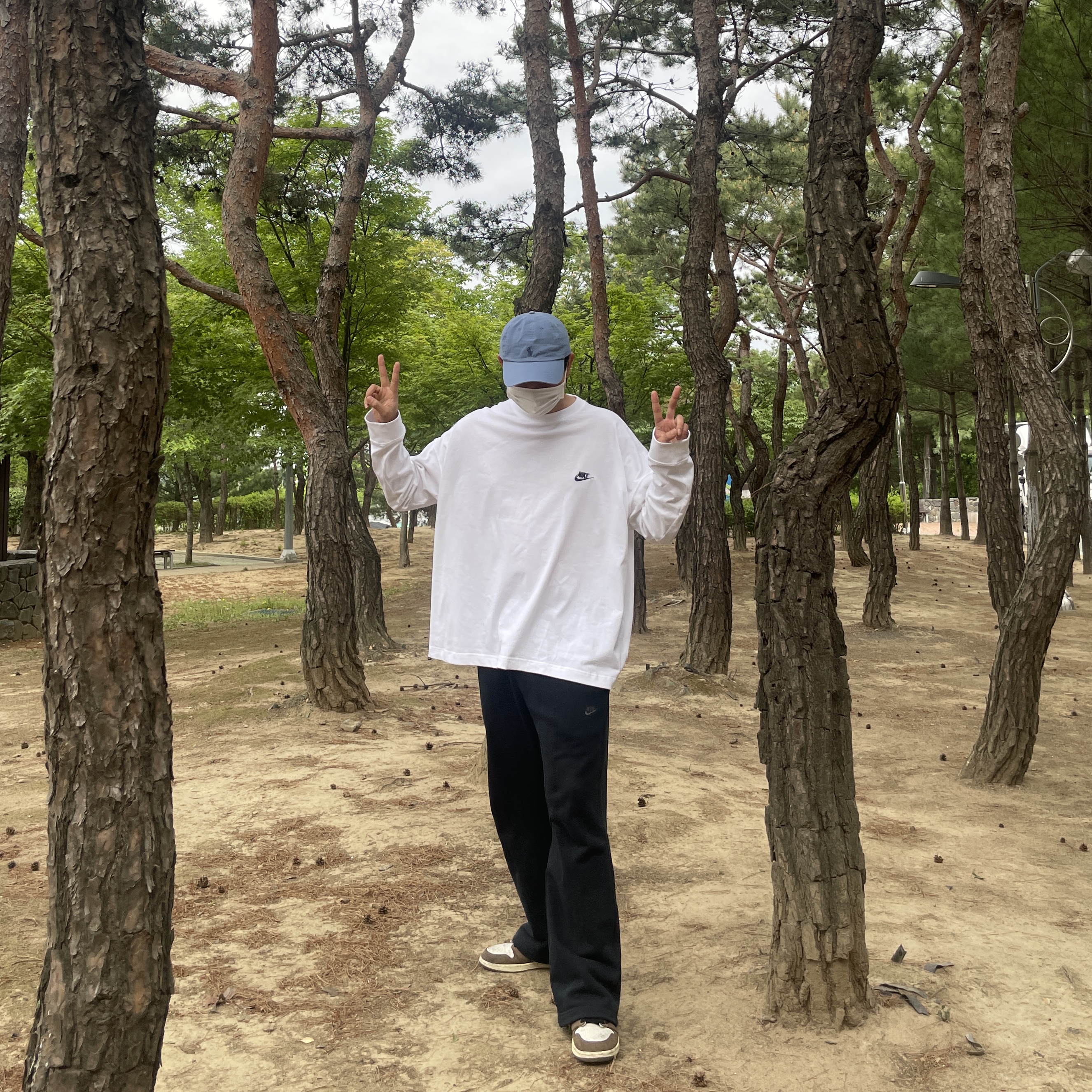 Nike x Peaceminusone LS T-Shirt White (DR0098-100), Jordan 1 x Travis Scott Retro High OG SP Mocha 착용 스타일 - 3