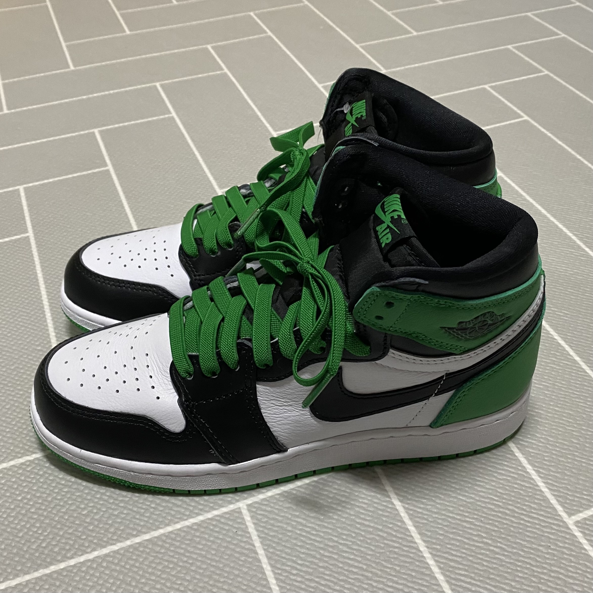 Jordan 1 Retro High OG Black and Lucky Green, (GS) Jordan 1 Retro High OG Black and Lucky Green 착용 스타일 - 1