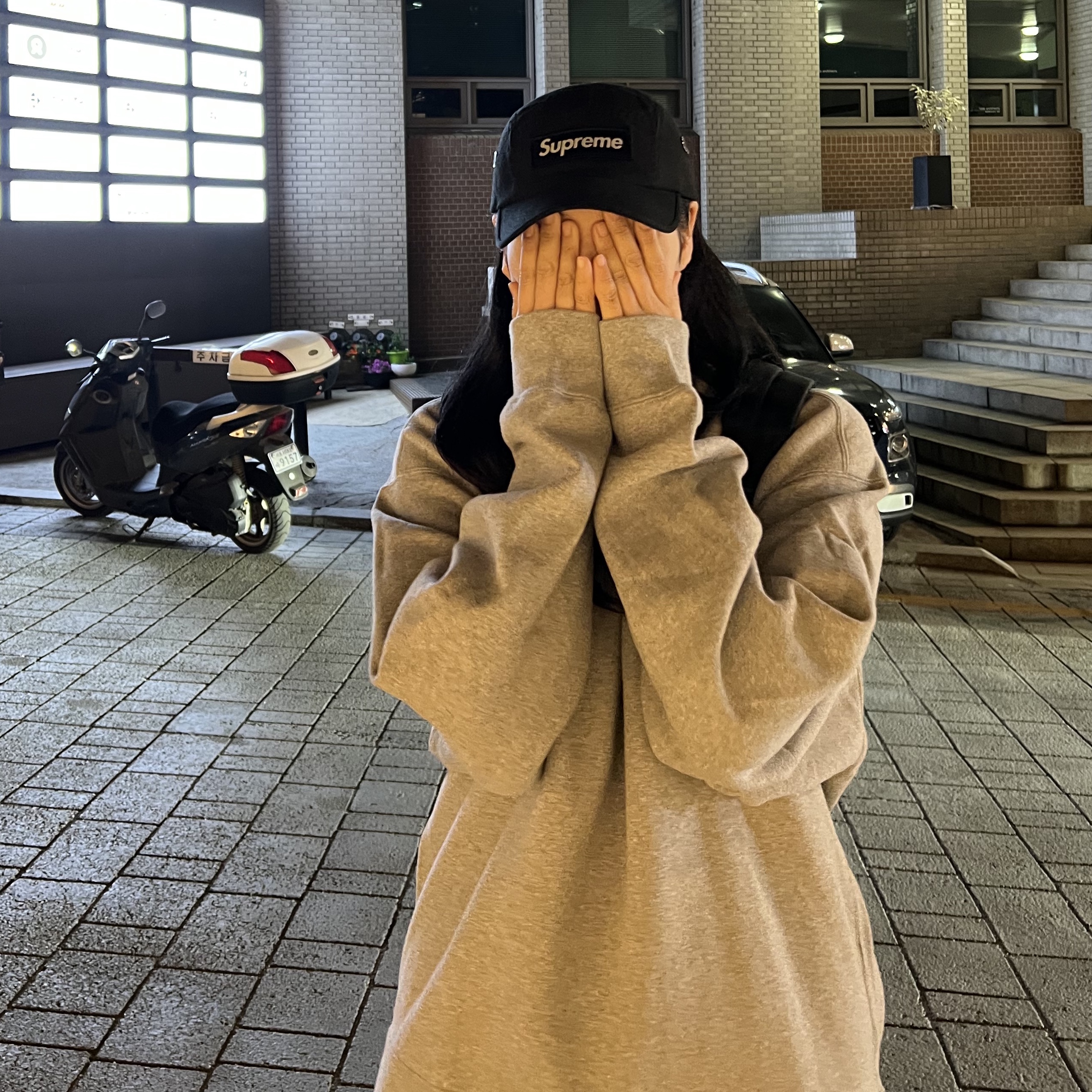 Nike x Stussy NRG Fleece Crewneck Dark Grey Heather (DO9337-063), CDG Backpack Black 착용 스타일 - 4