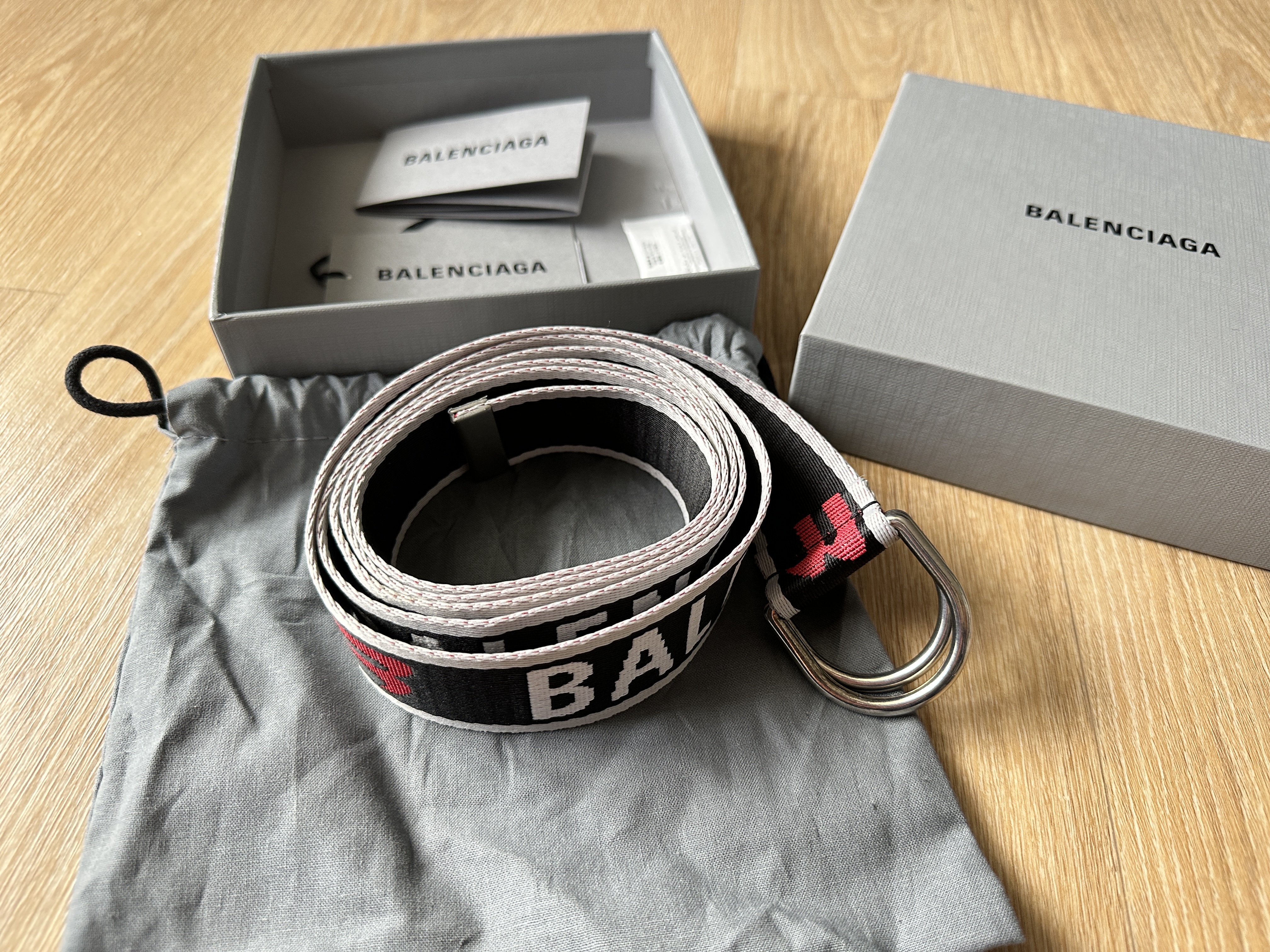 Balenciaga D Ring Belt Grey Red 착용 스타일 - 3