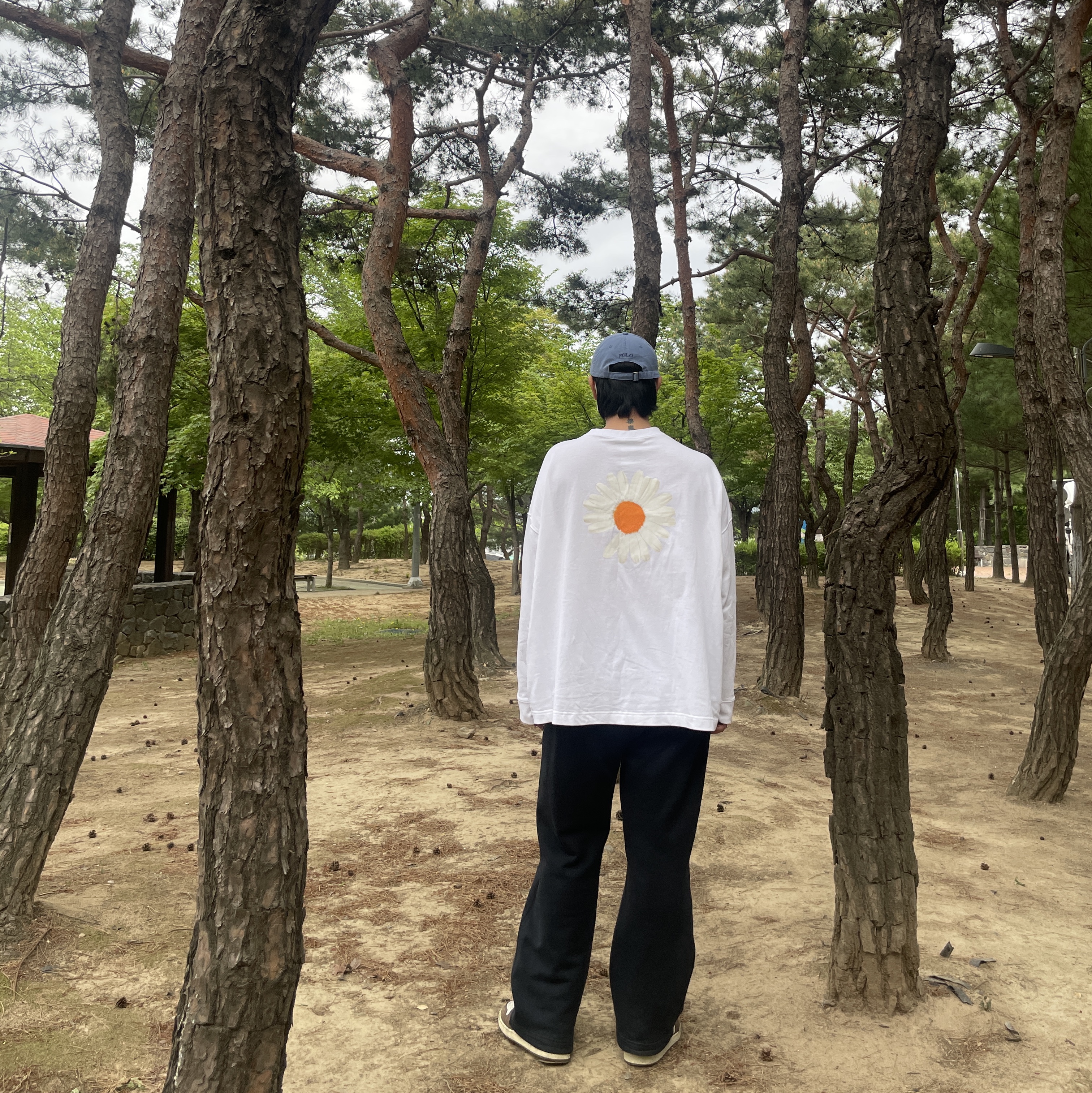 Nike x Peaceminusone LS T-Shirt White (DR0098-100), Jordan 1 x Travis Scott Retro High OG SP Mocha 착용 스타일 - 2