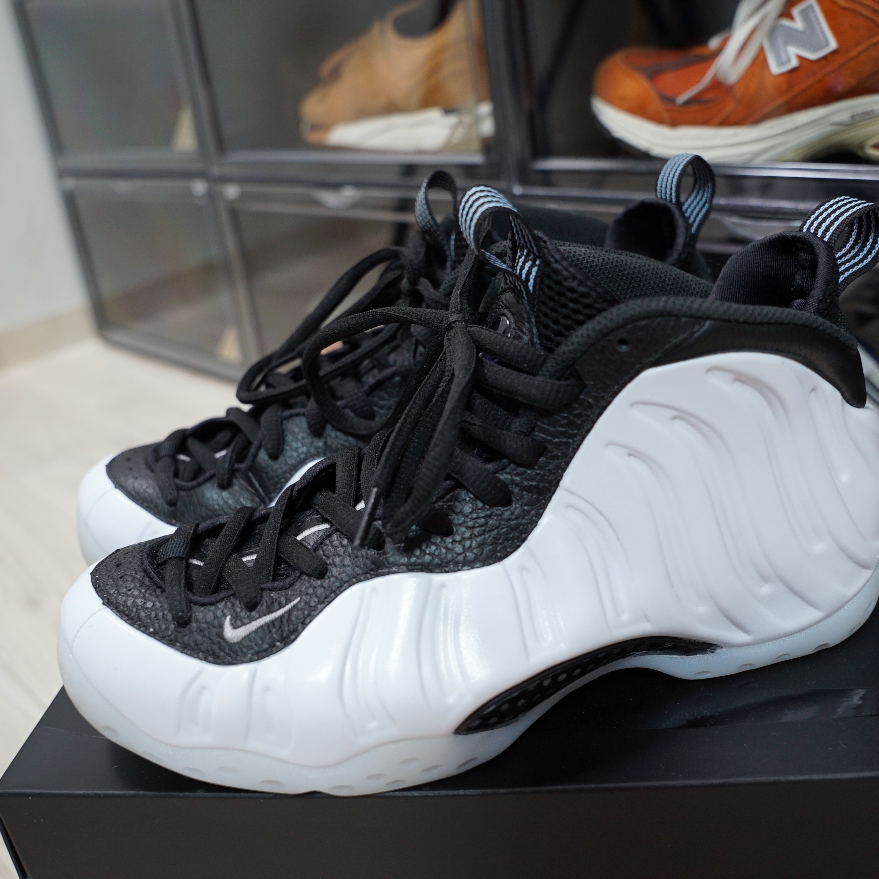 Nike Air Foamposite One White and Black 착용 스타일 - 2