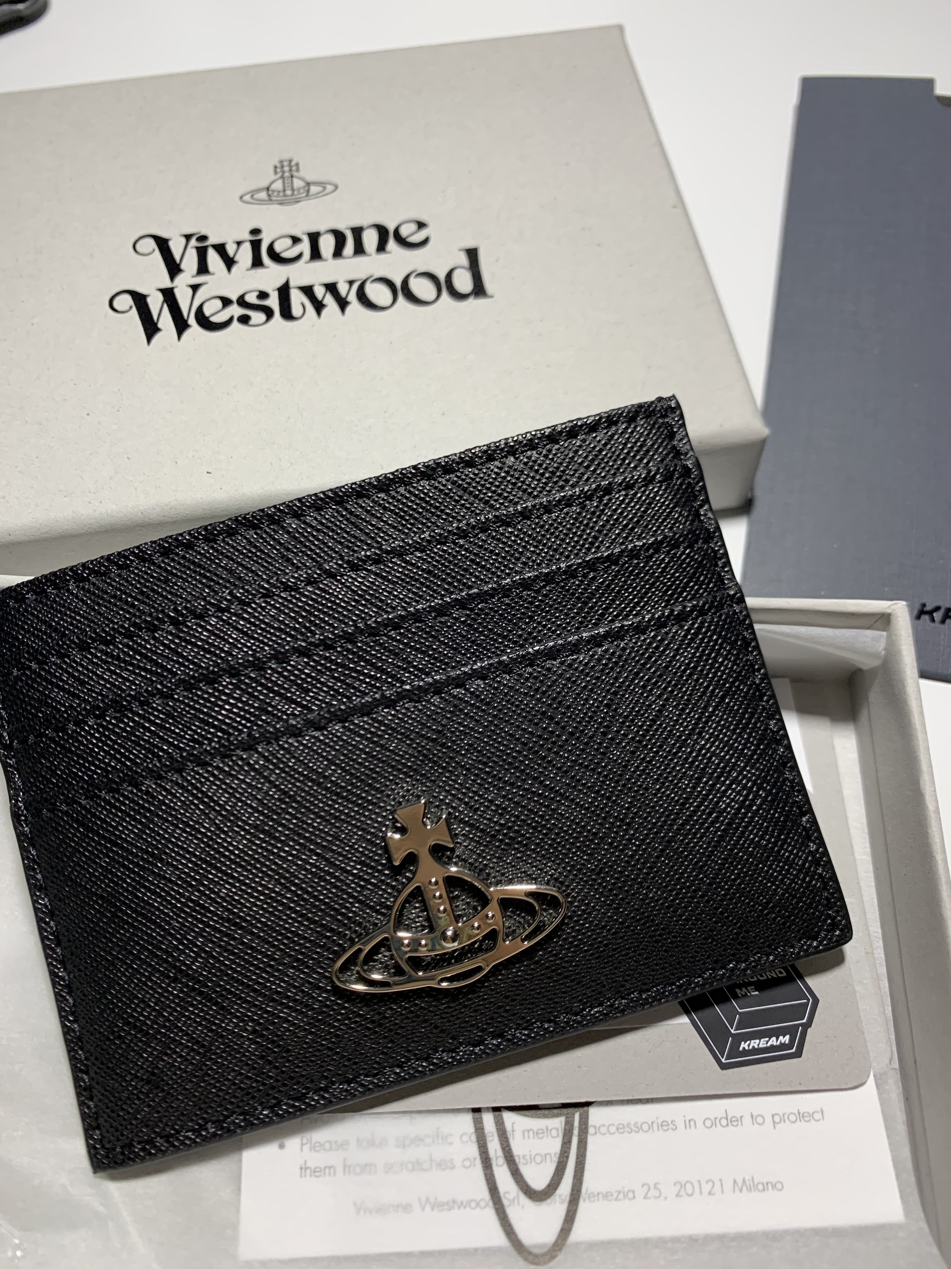 Vivienne Westwood Logo Card Holder Black 착용 스타일