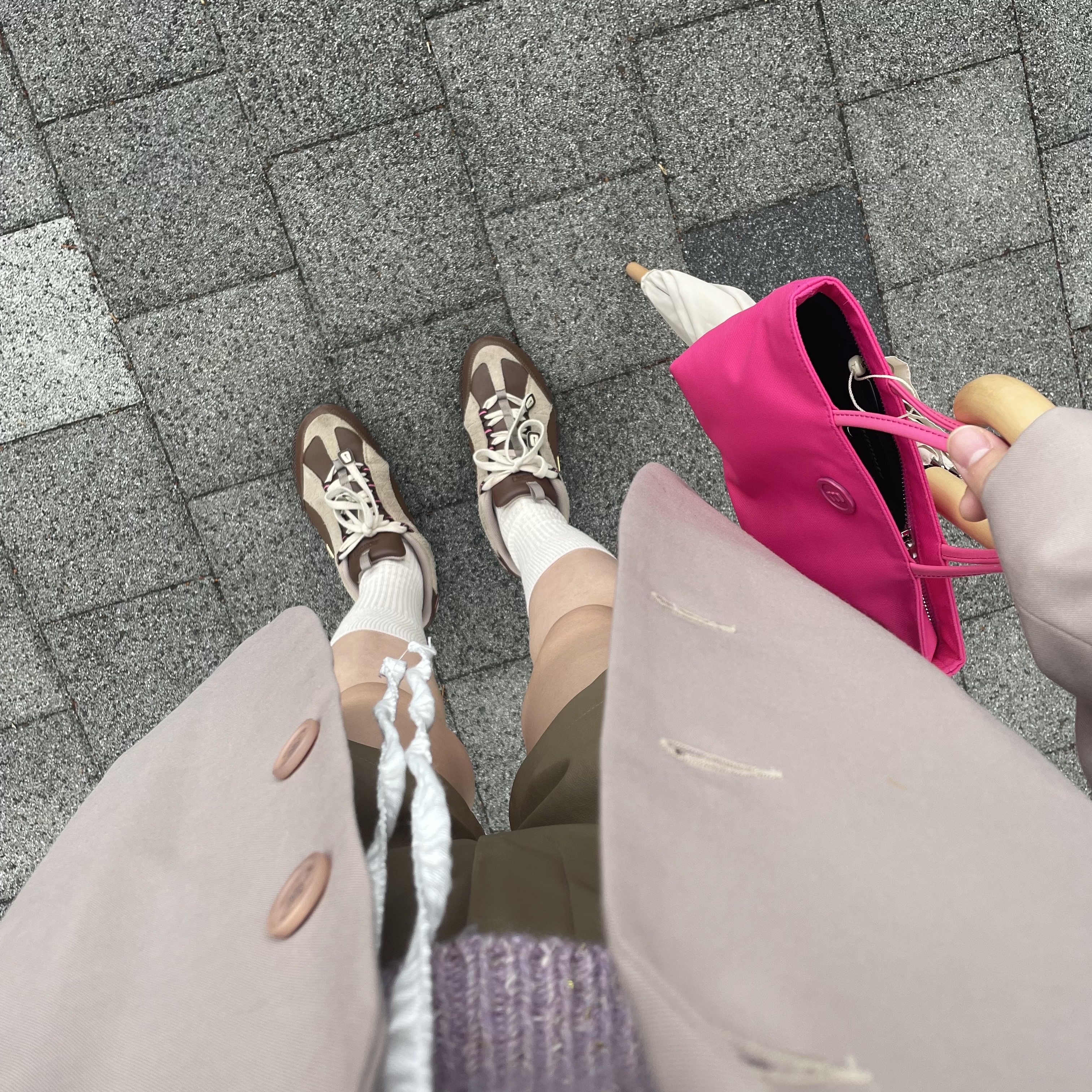 Nike x Jacquemus Air Humara LX Ale Brown and Gold 착용 스타일 - 3