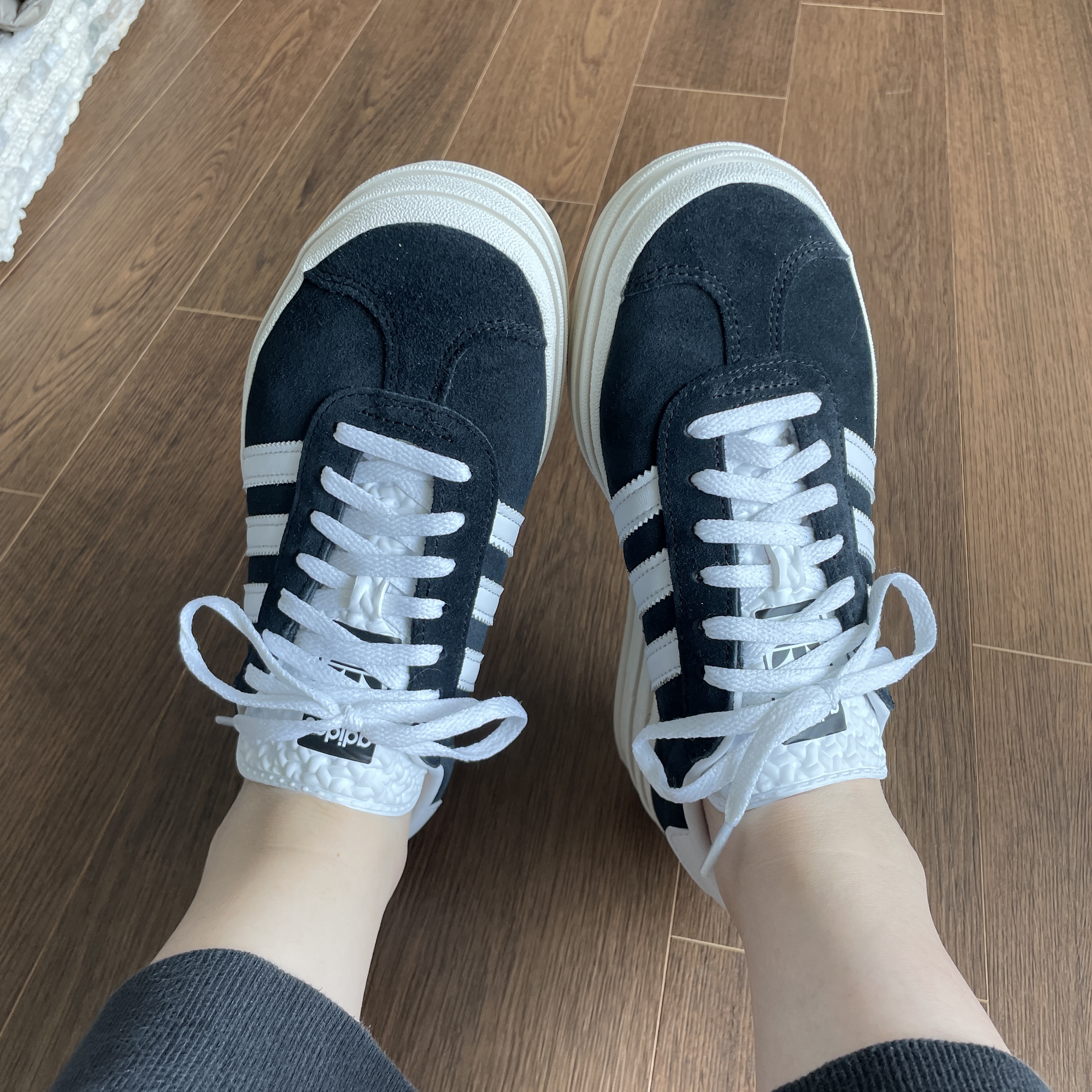 (W) Adidas Gazelle Bold Core Black Cloud White 착용 스타일