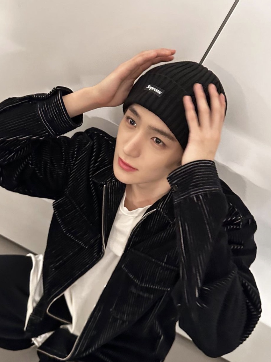 Supreme Overdyed Beanie Black 착용 스타일 - 1