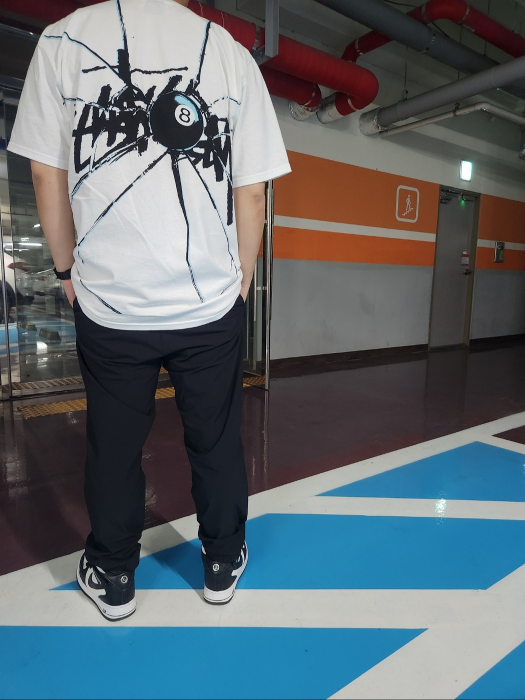 Stussy Shattered T-Shirt White, Nike x Stussy Air Force 1 '07 Mid SP Black and Light Bone 착용 스타일 - 1