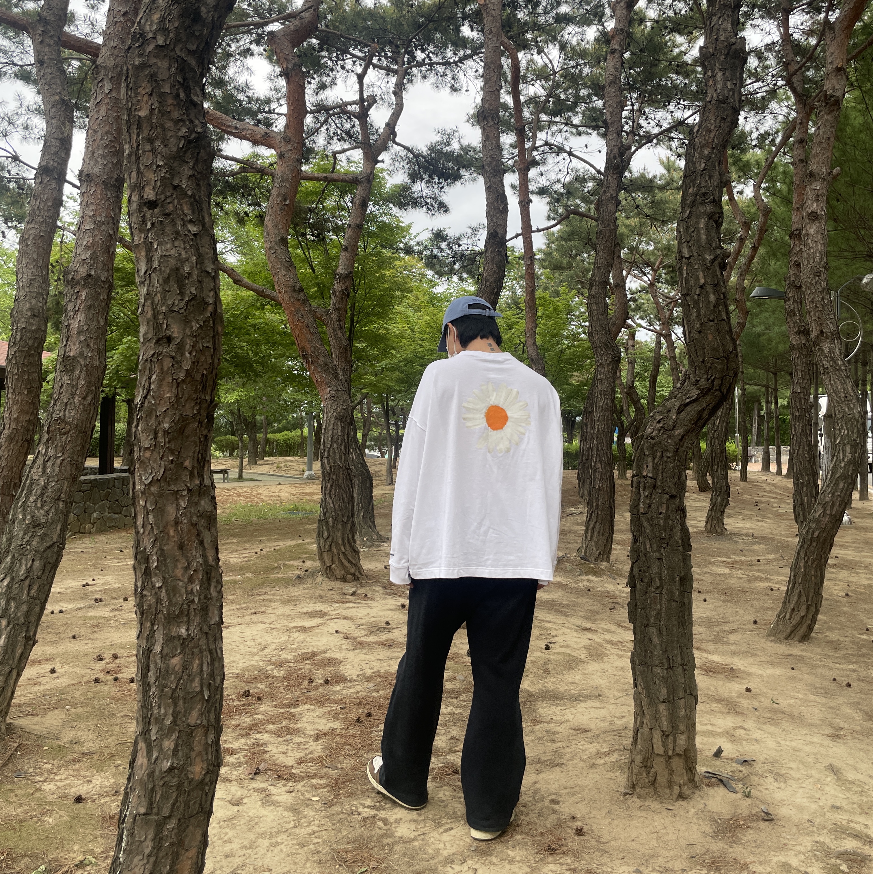 Nike x Peaceminusone LS T-Shirt White (DR0098-100), Jordan 1 x Travis Scott Retro High OG SP Mocha 착용 스타일 - 1