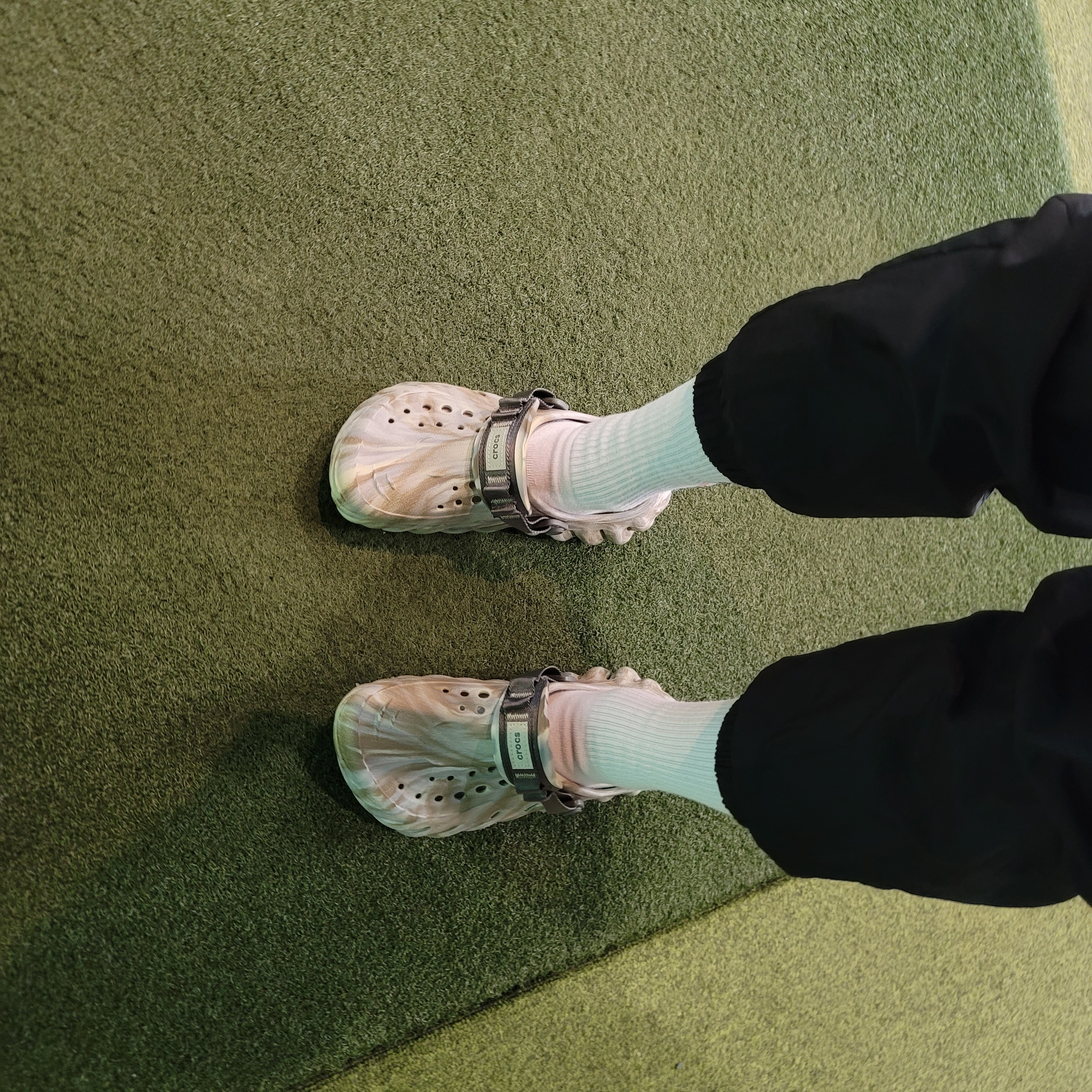 Crocs Echo Marbled Clog Bone Multi 착용 스타일 - 2