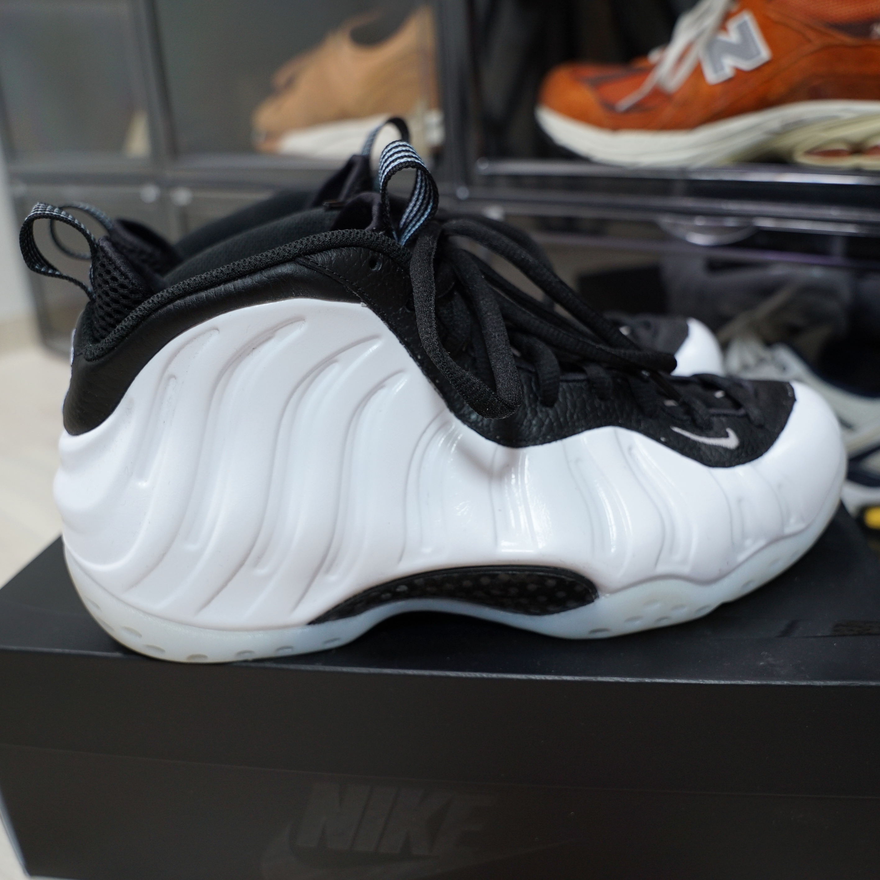 Nike Air Foamposite One White and Black 착용 스타일 - 3