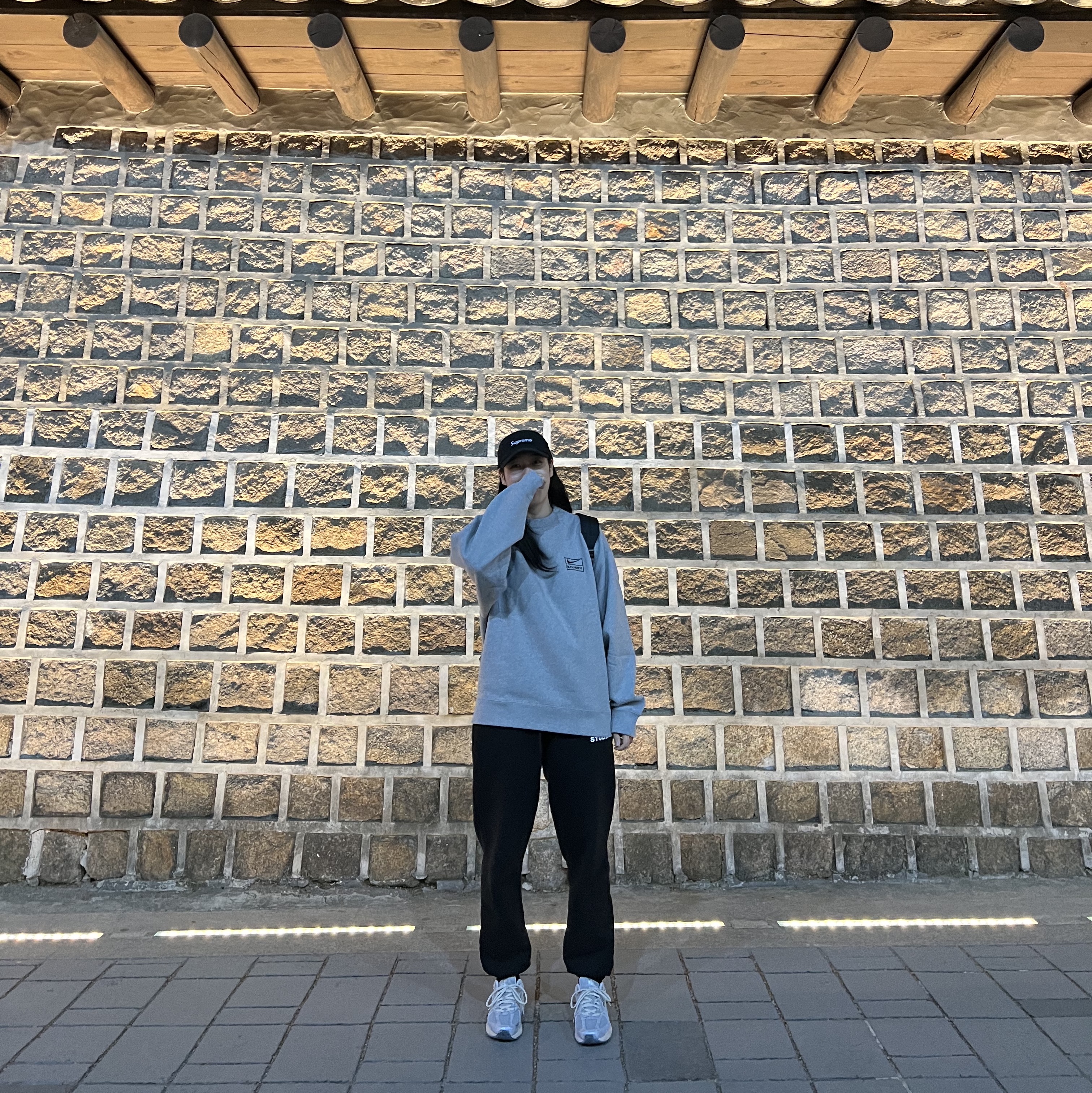 Nike x Stussy NRG Fleece Crewneck Dark Grey Heather (DO9337-063), CDG Backpack Black 착용 스타일 - 3