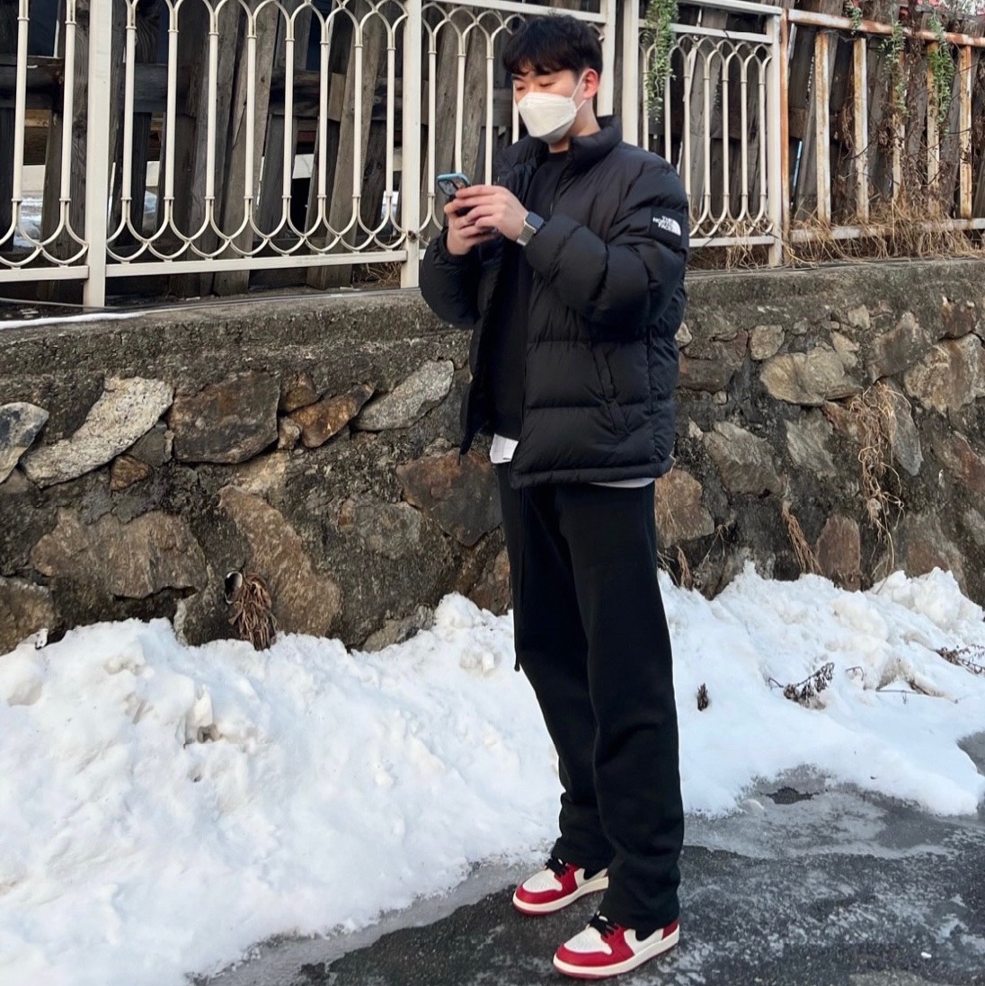The North Face 1992 Nuptse Jacket Charcoal, Essentials The Core Collection Relaxed Sweatpants Stretch Limo 착용 스타일 - 1