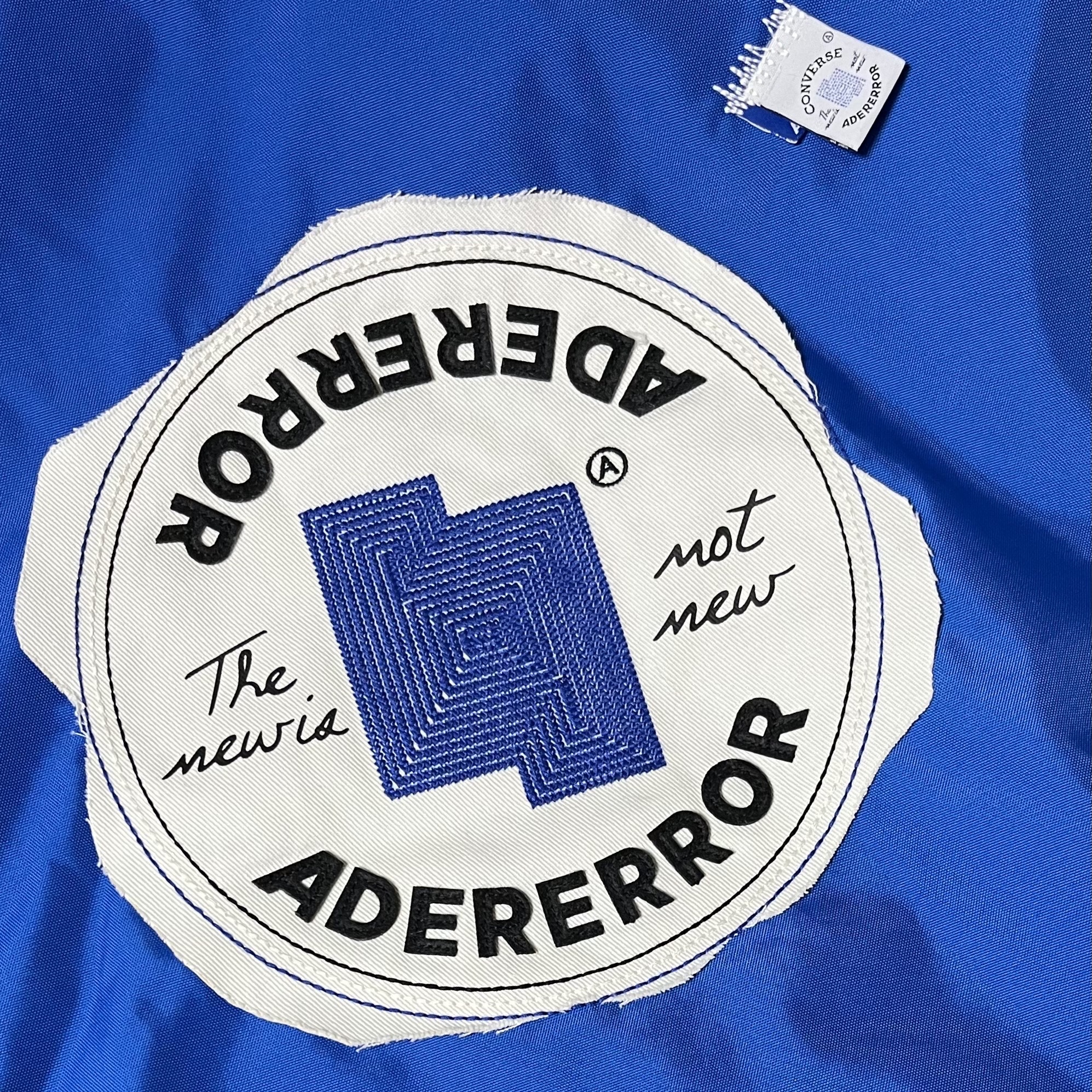 Converse x Ader Error Shapes Varsity Jacket Cobalt, Ader Error x Eastpak Shoulder Bag Black 착용 스타일 - 3