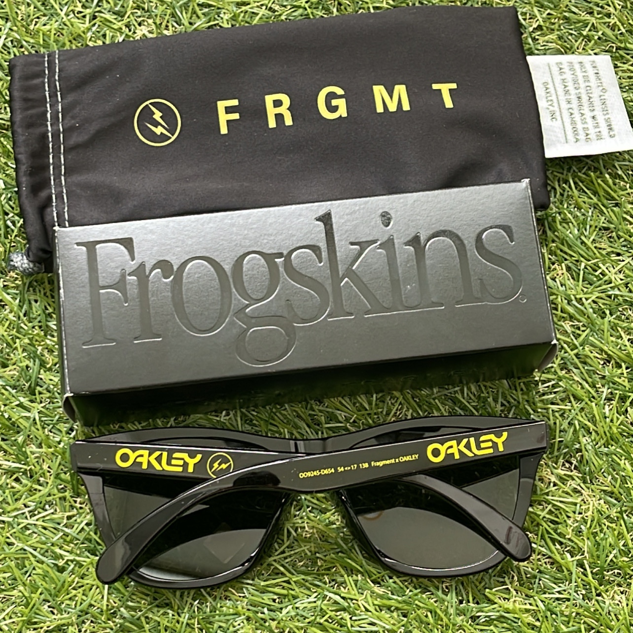 Oakley x Fragment Frogskins Yellow Polished Black Frame Prizm Grey Lenses Low Bridge Fit 착용 스타일 - 2