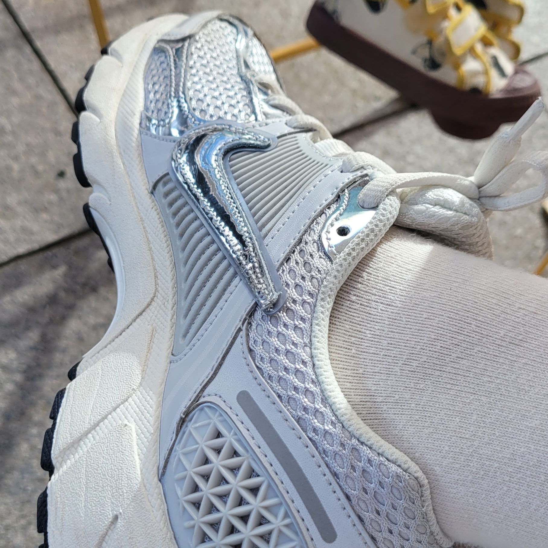 (W) Nike Zoom Vomero 5 Photon Dust and Metallic Silver 착용 스타일