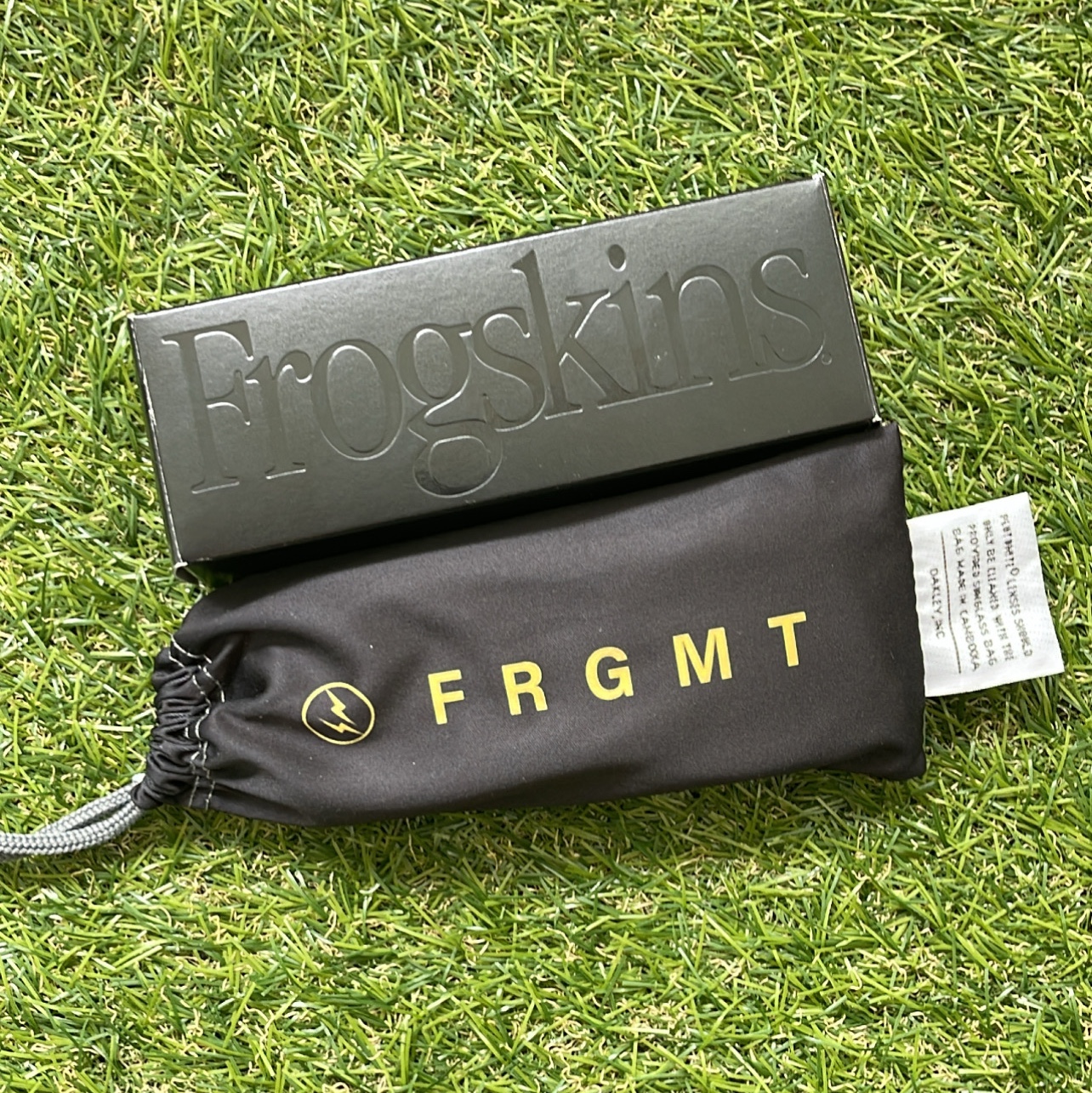 Oakley x Fragment Frogskins Yellow Polished Black Frame Prizm Grey Lenses Low Bridge Fit 착용 스타일 - 1