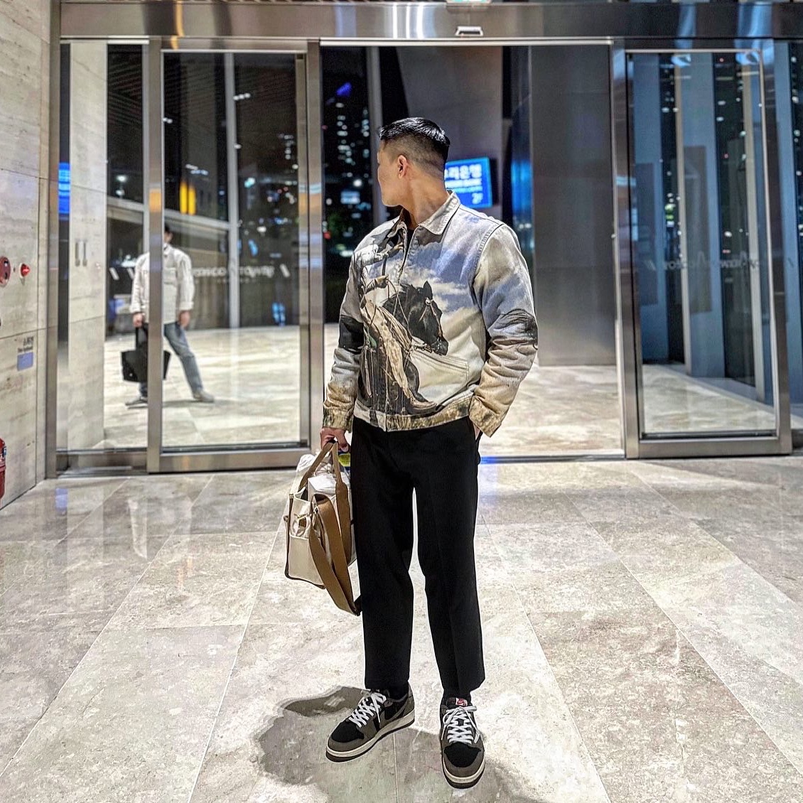 Jordan 1 x Travis Scott Retro Low OG SP Mocha 착용 스타일 - 1