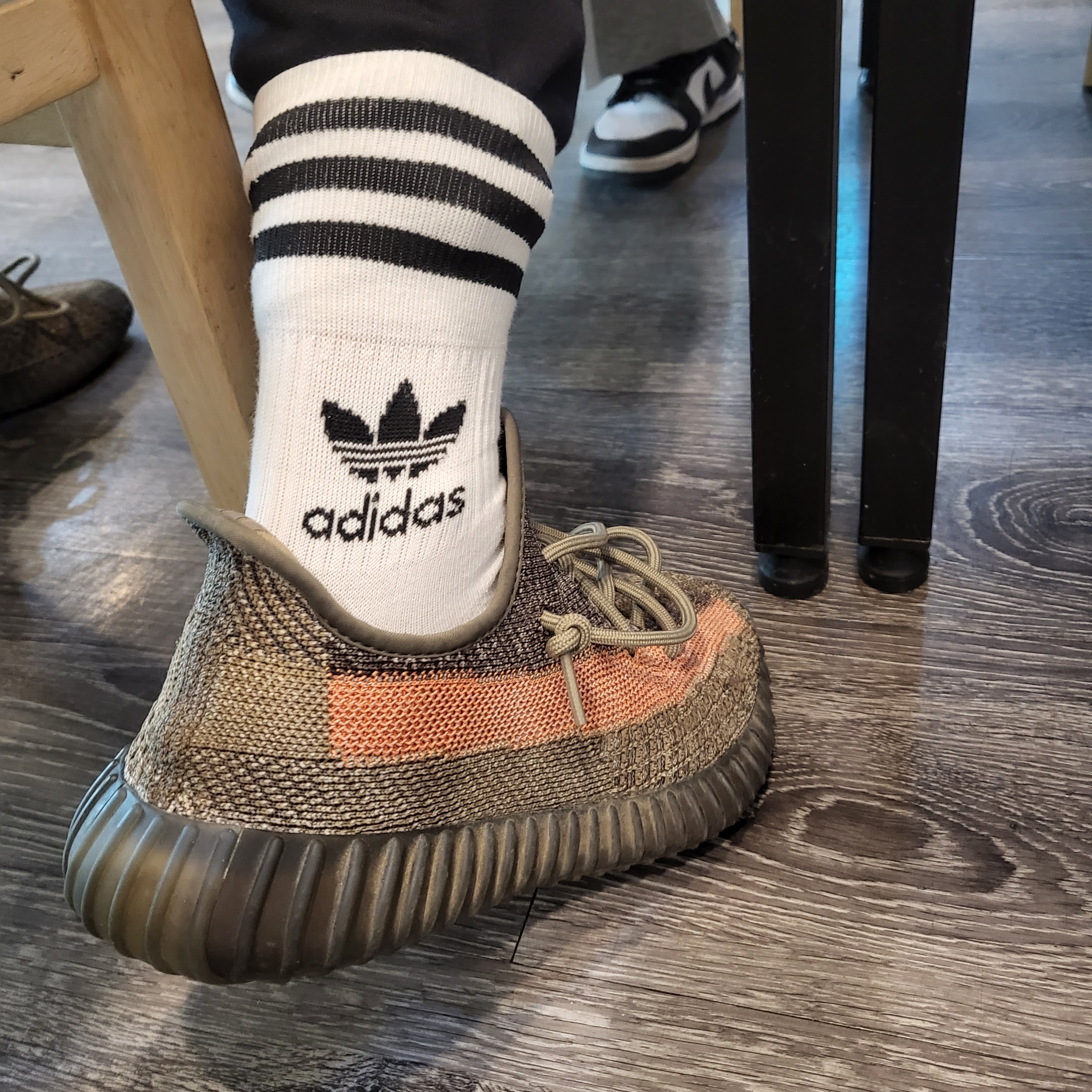 Adidas Yeezy Boost 350 V2 Ash Stone 착용 스타일