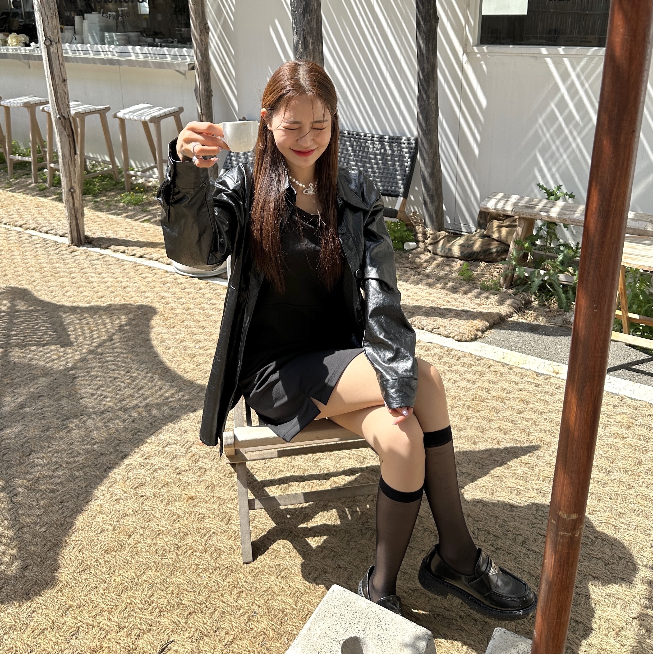 Prada Chocolate Brushed Leather Loafers Black, Vivienne Westwood One Row Pearl Bas Relief Choker Silver 착용 스타일 - 2