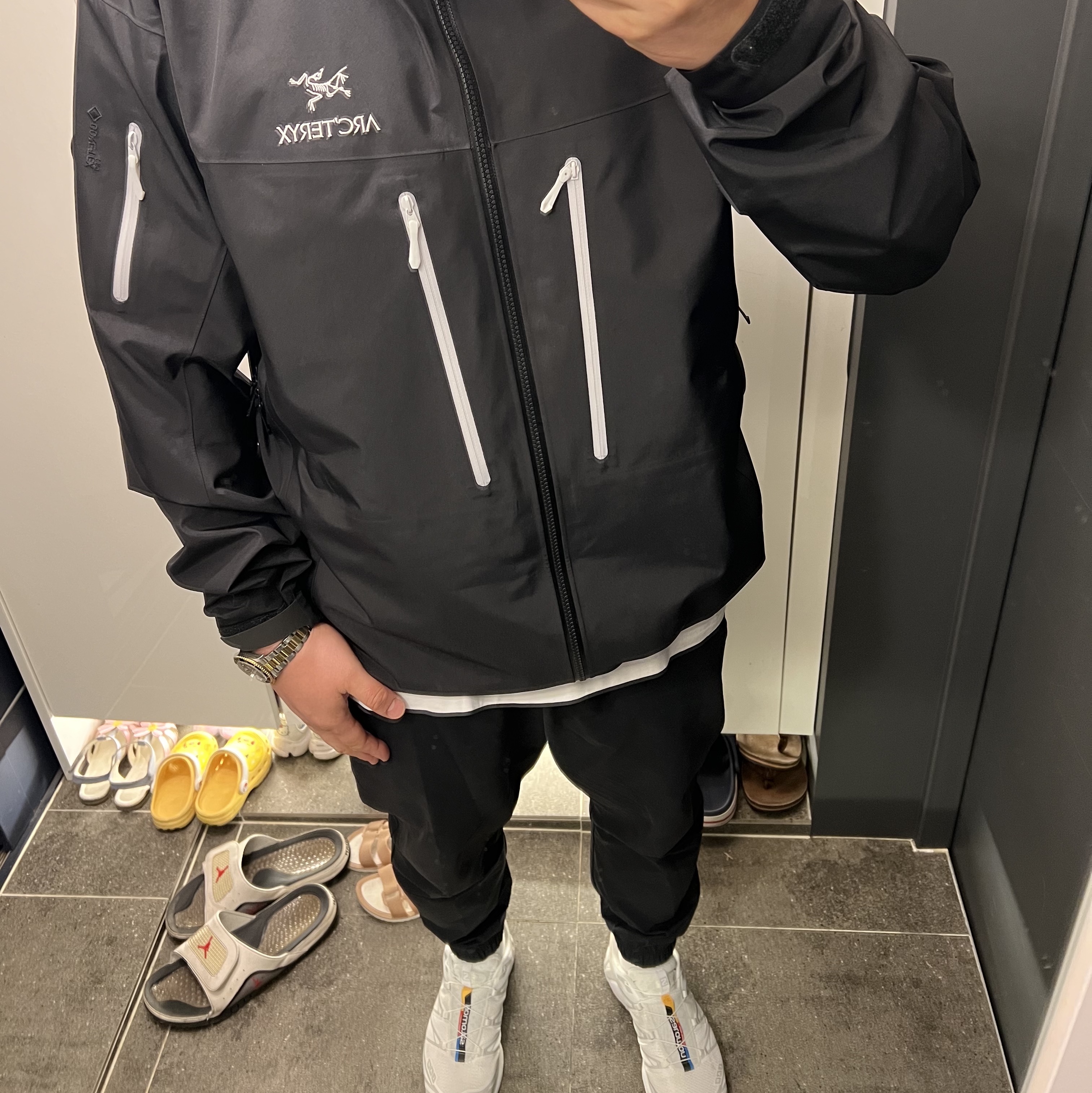 Arc'teryx Alpha SV Jacket Orca, Salomon XT-6 ADV White 착용 스타일