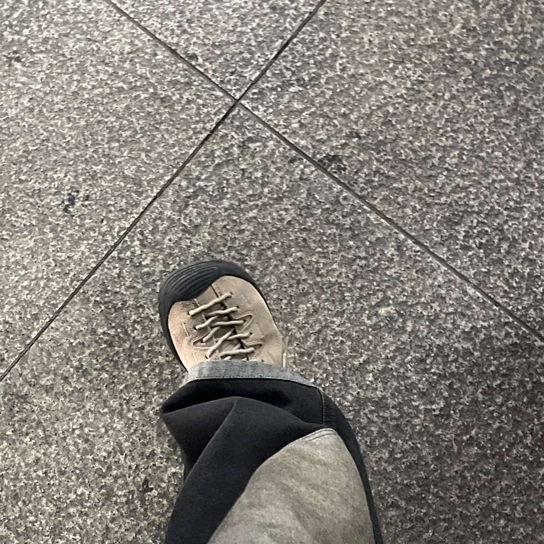 Keen Jasper Suede Sneakers Silver Mink 착용 스타일