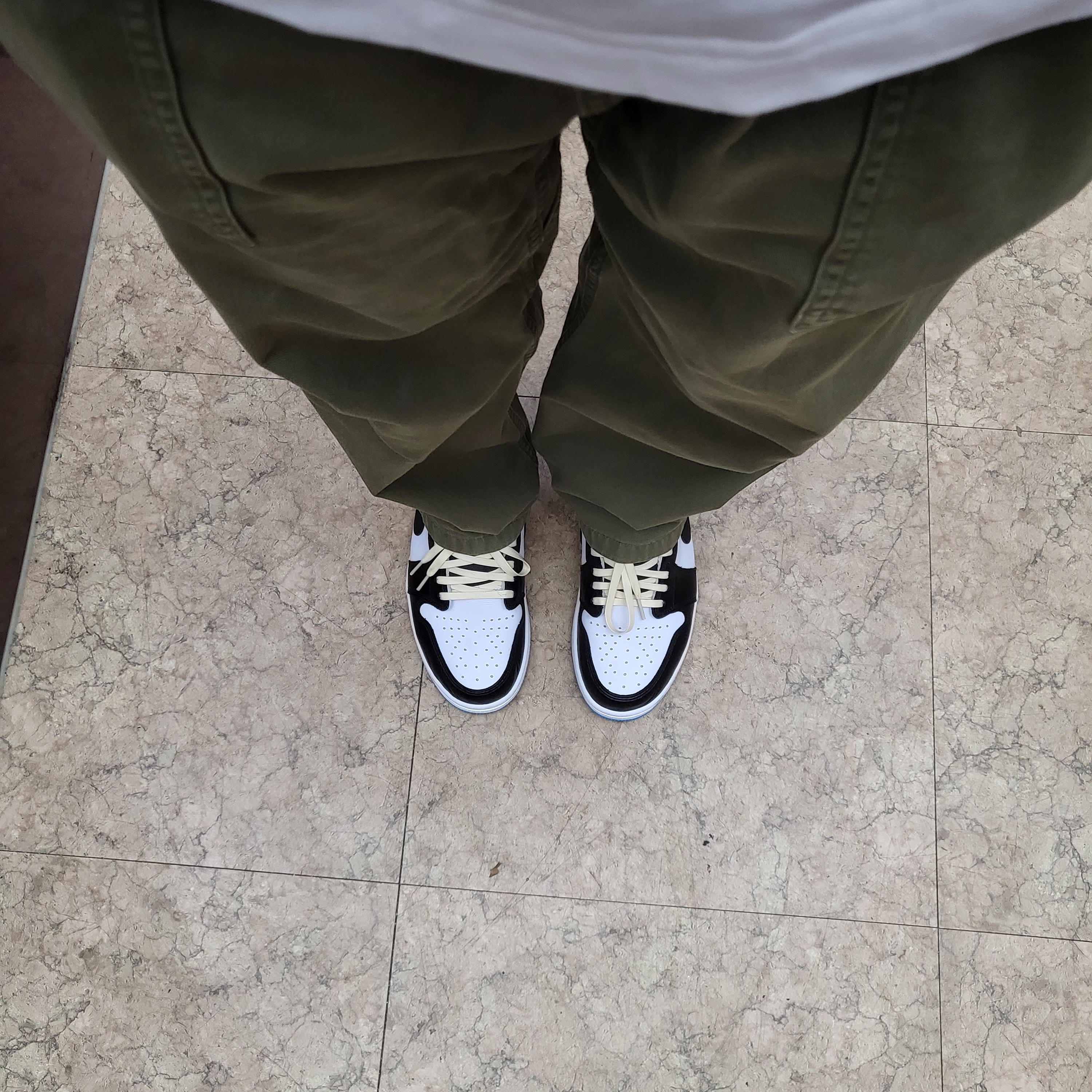 Jordan 1 Retro Low OG Black and Dark Powder Blue 착용 스타일