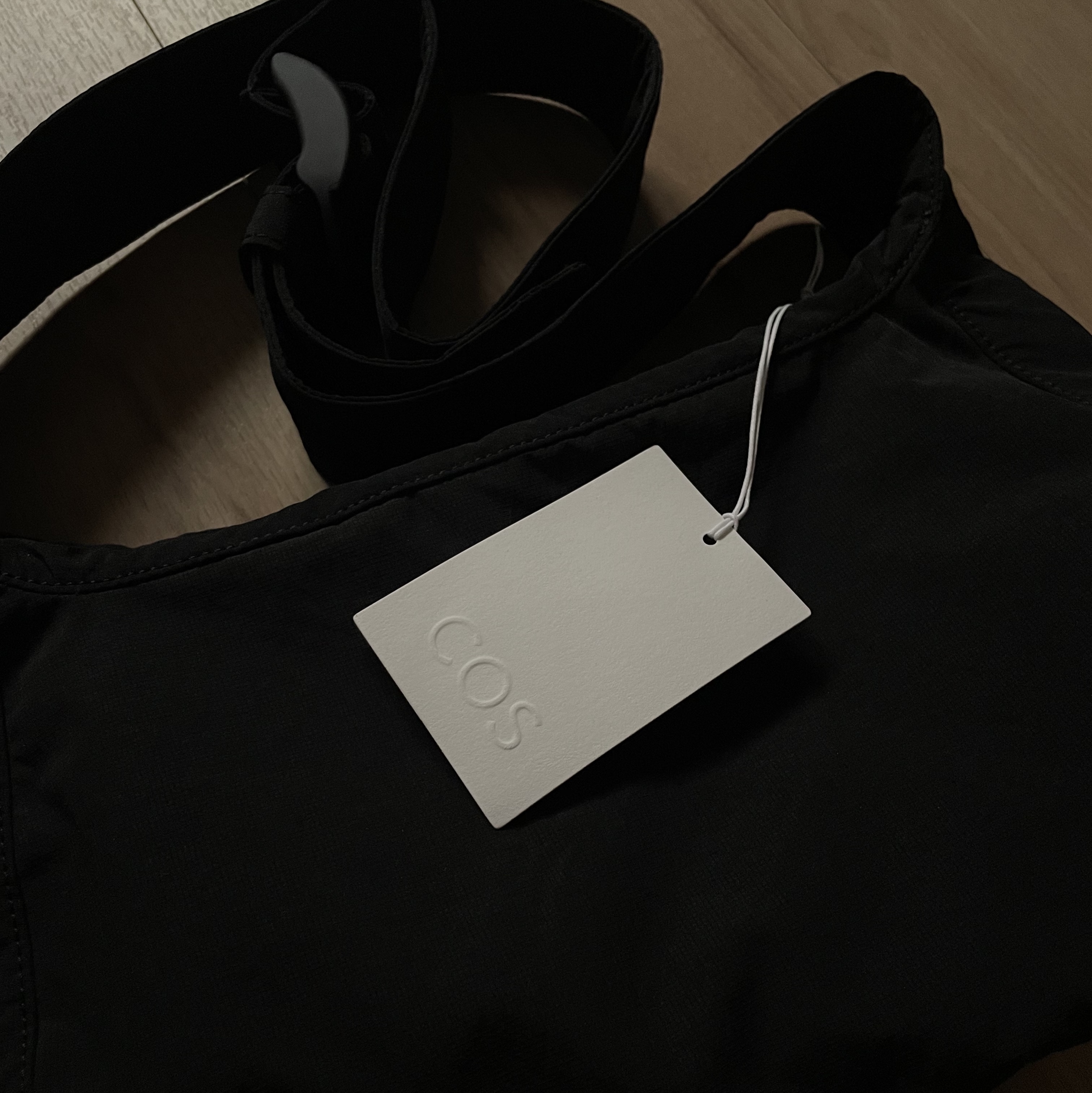 COS Nylon Crossbody Saddle Bag Black 착용 스타일
