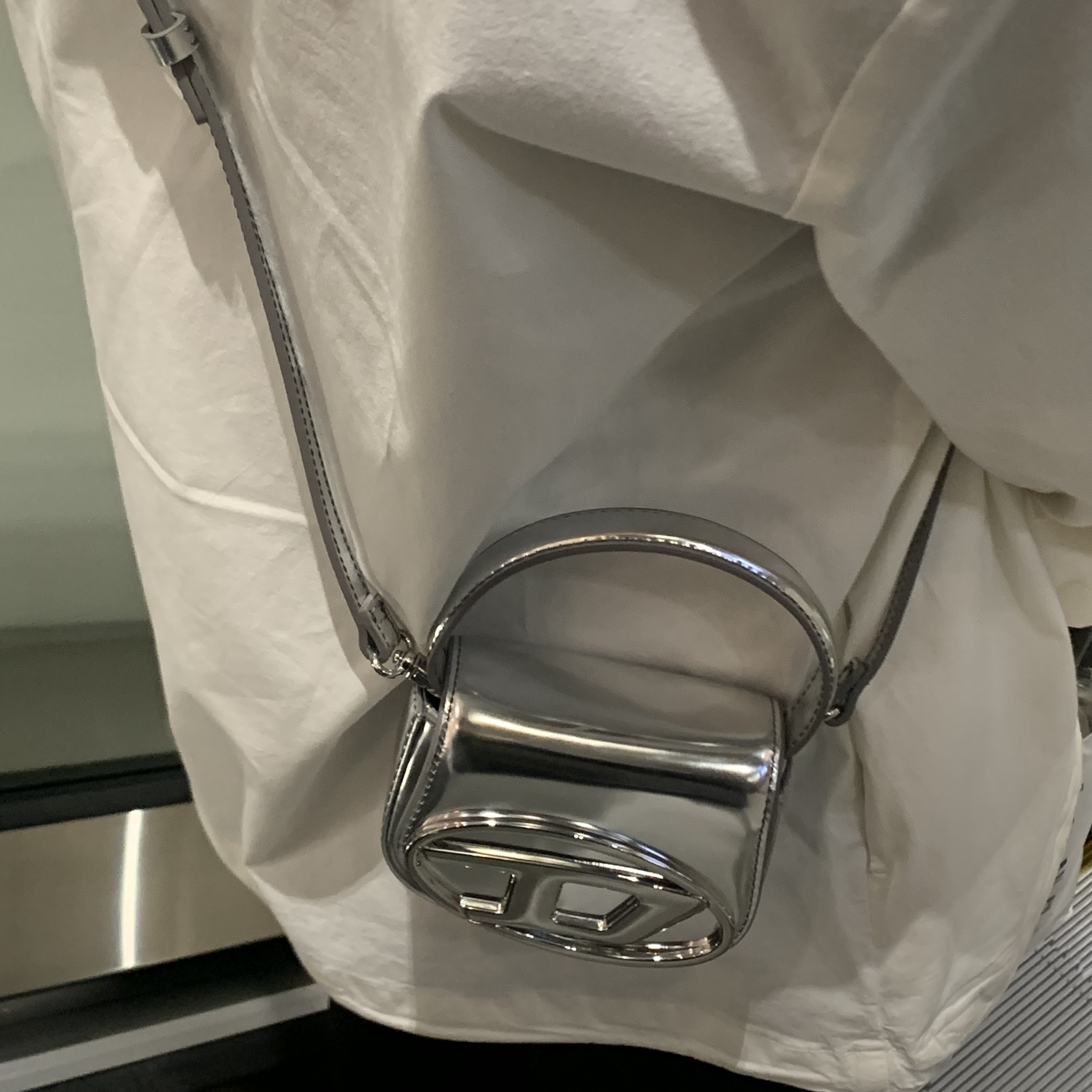 Diesel 1DR Mini Bag in Mirrored Leather Silver 착용 스타일 - 1
