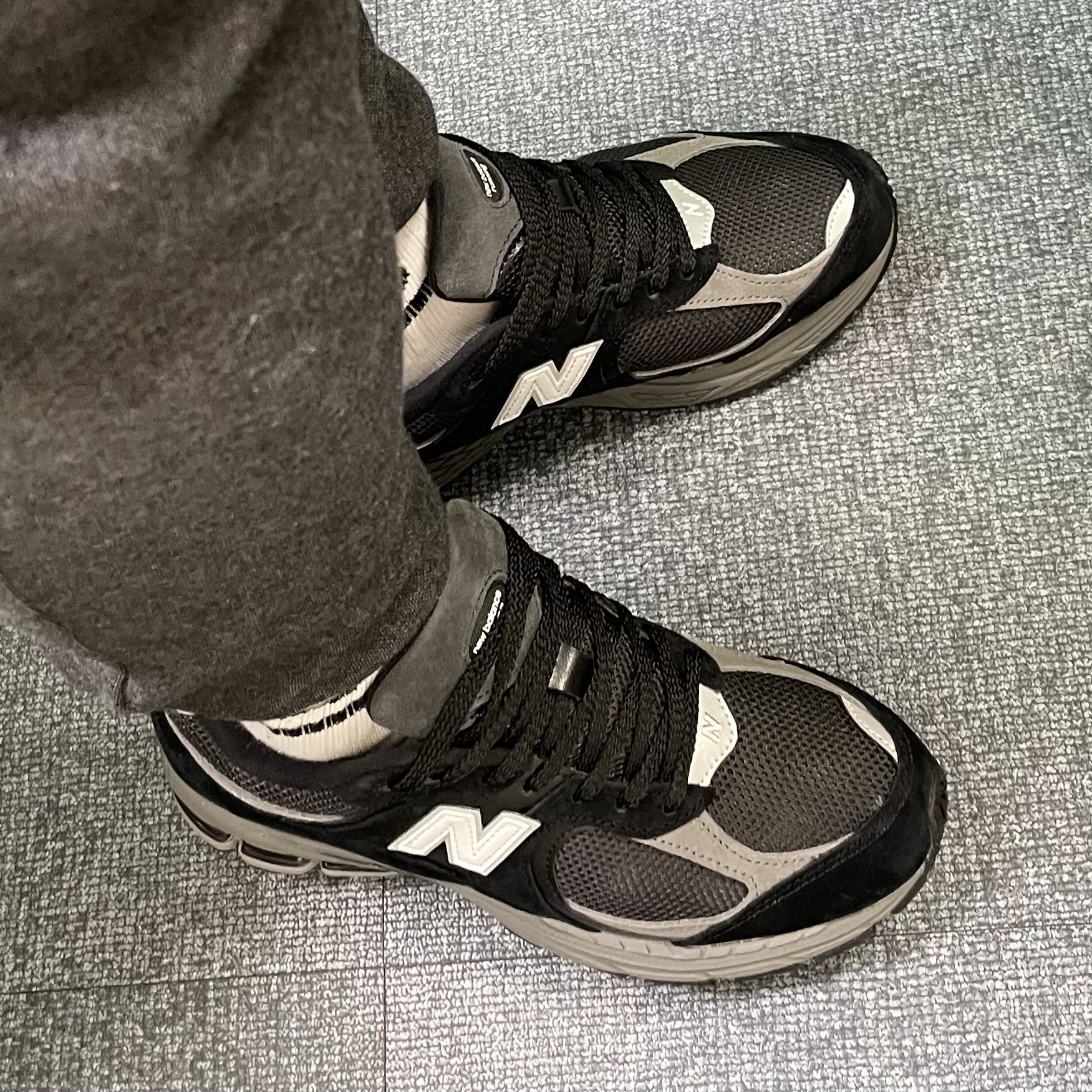New Balance 2002R Black Dark Grey - JD Sports Exclusive 착용 스타일 - 1